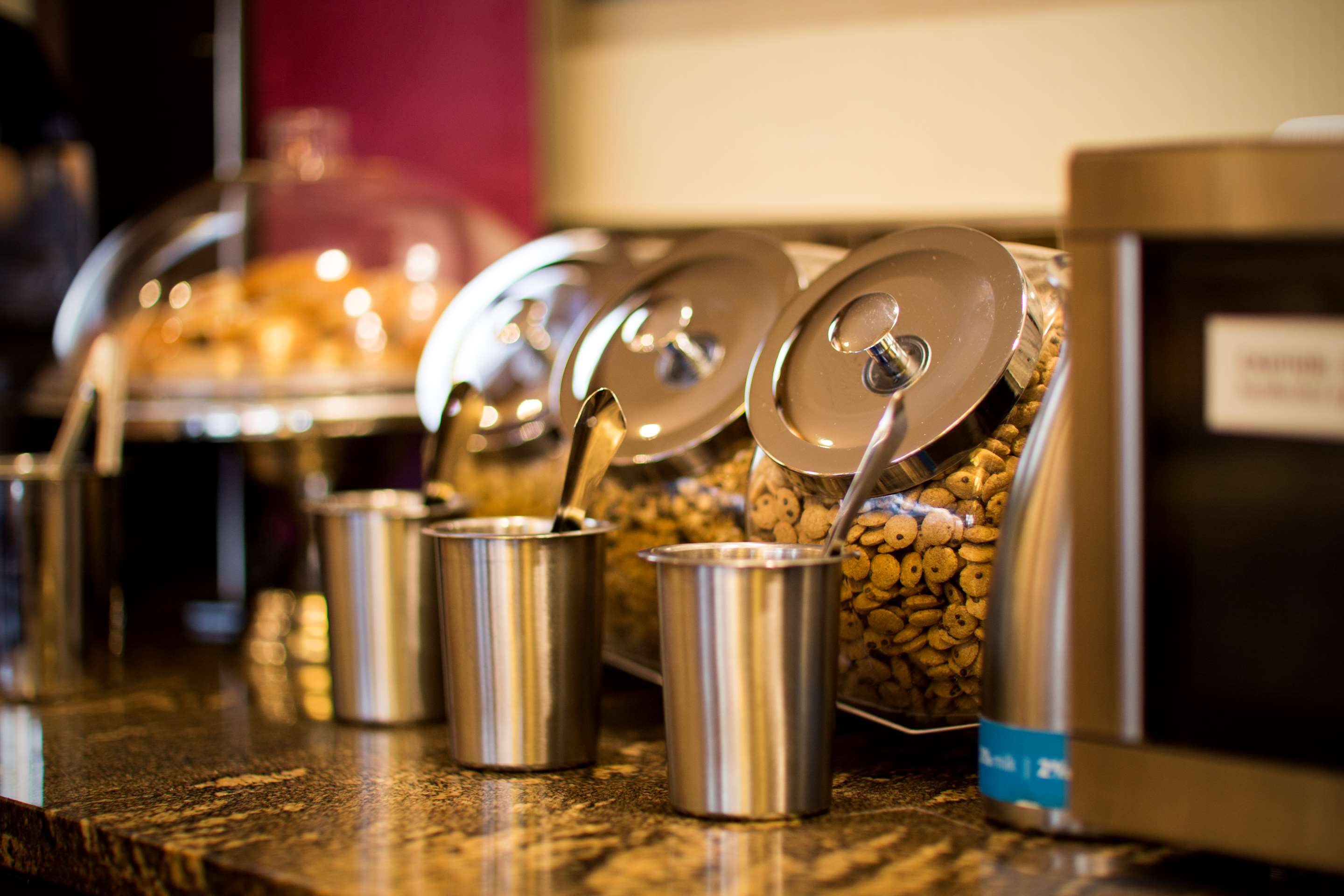 Restaurant | Hampton Inn Philadelphia-Airport