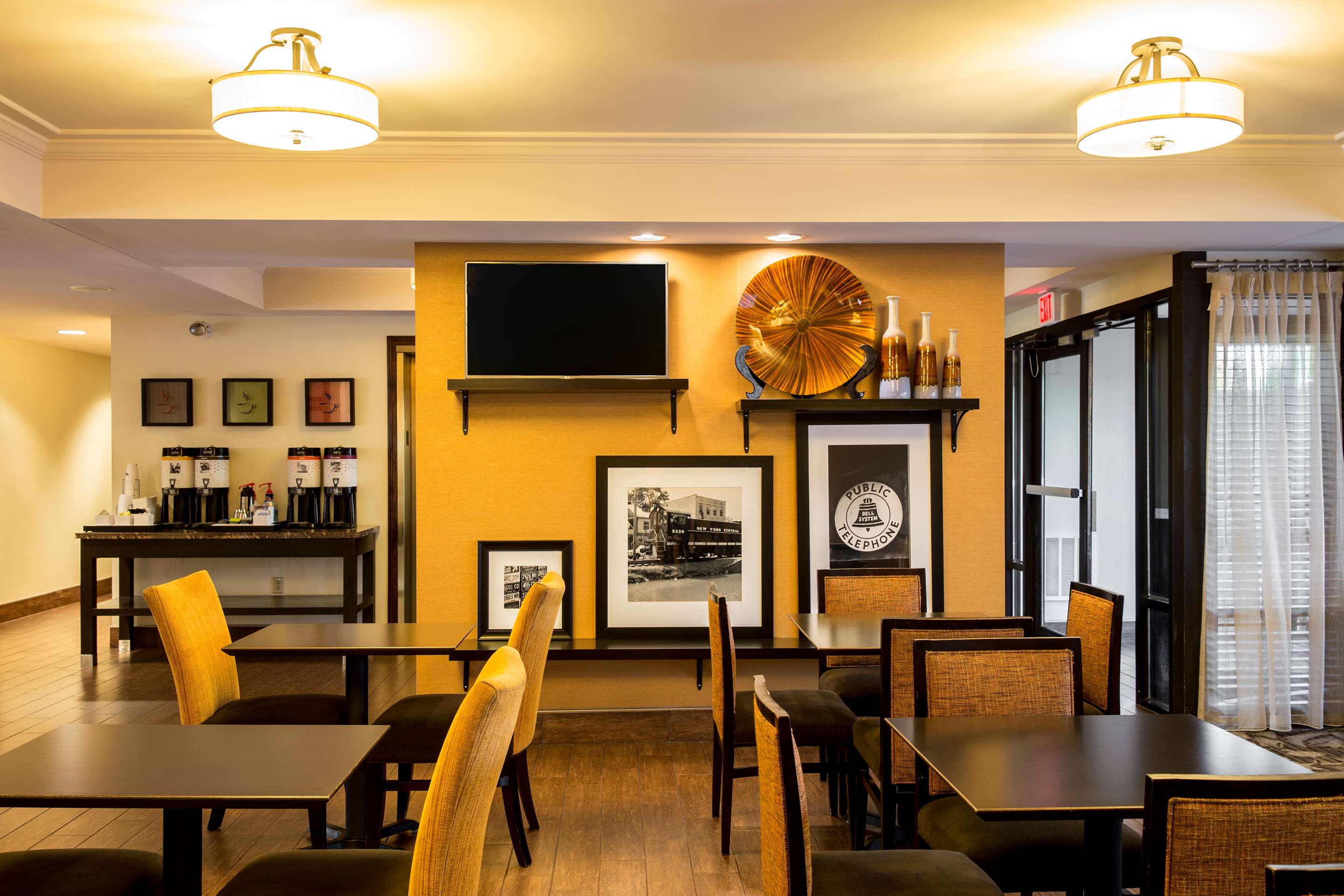 Restaurant | Hampton Inn Philadelphia-Airport