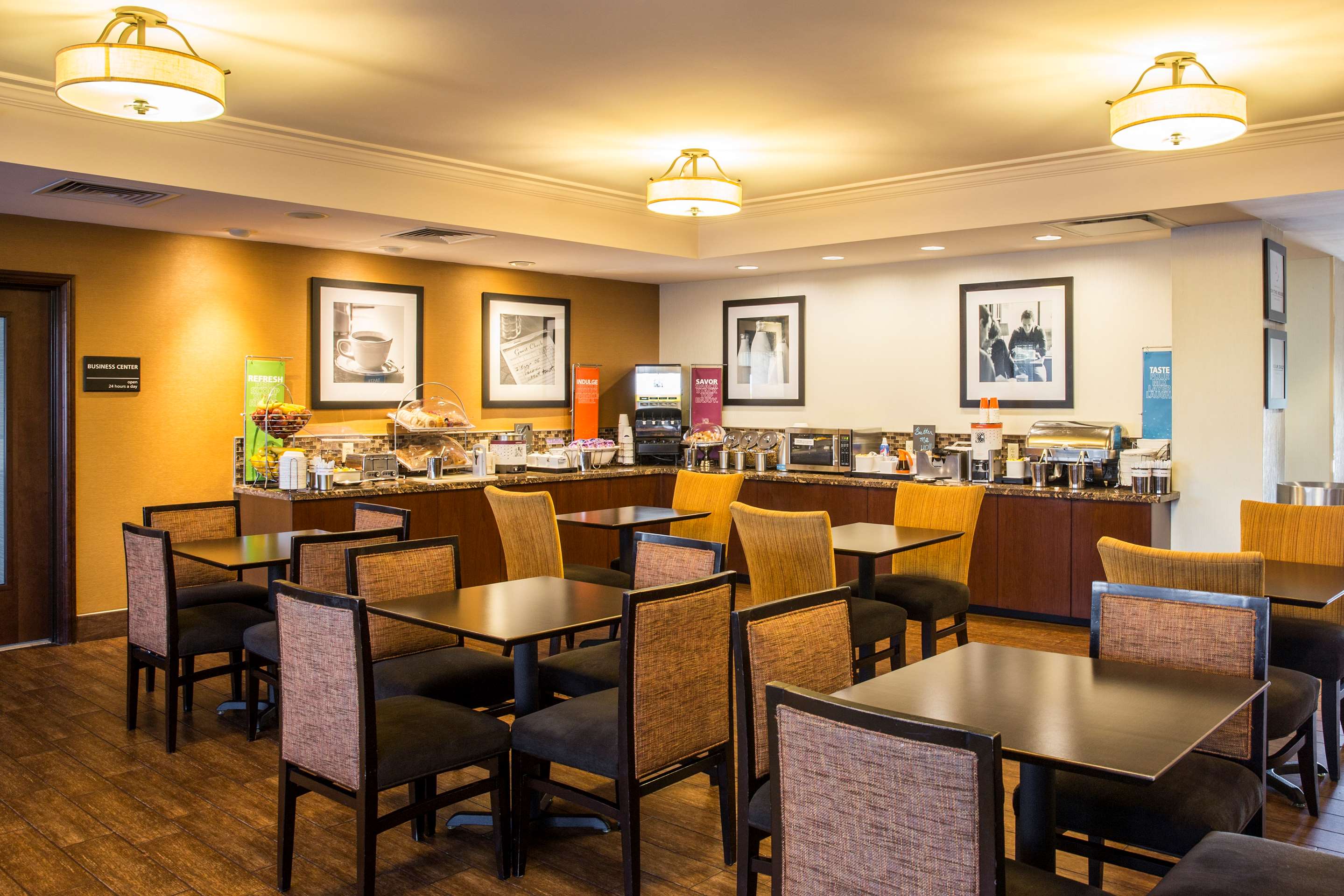 Restaurant | Hampton Inn Philadelphia-Airport