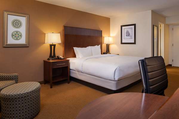 - DoubleTree by Hilton Airport Philadelphia - I-95, Exit 13 & 15
