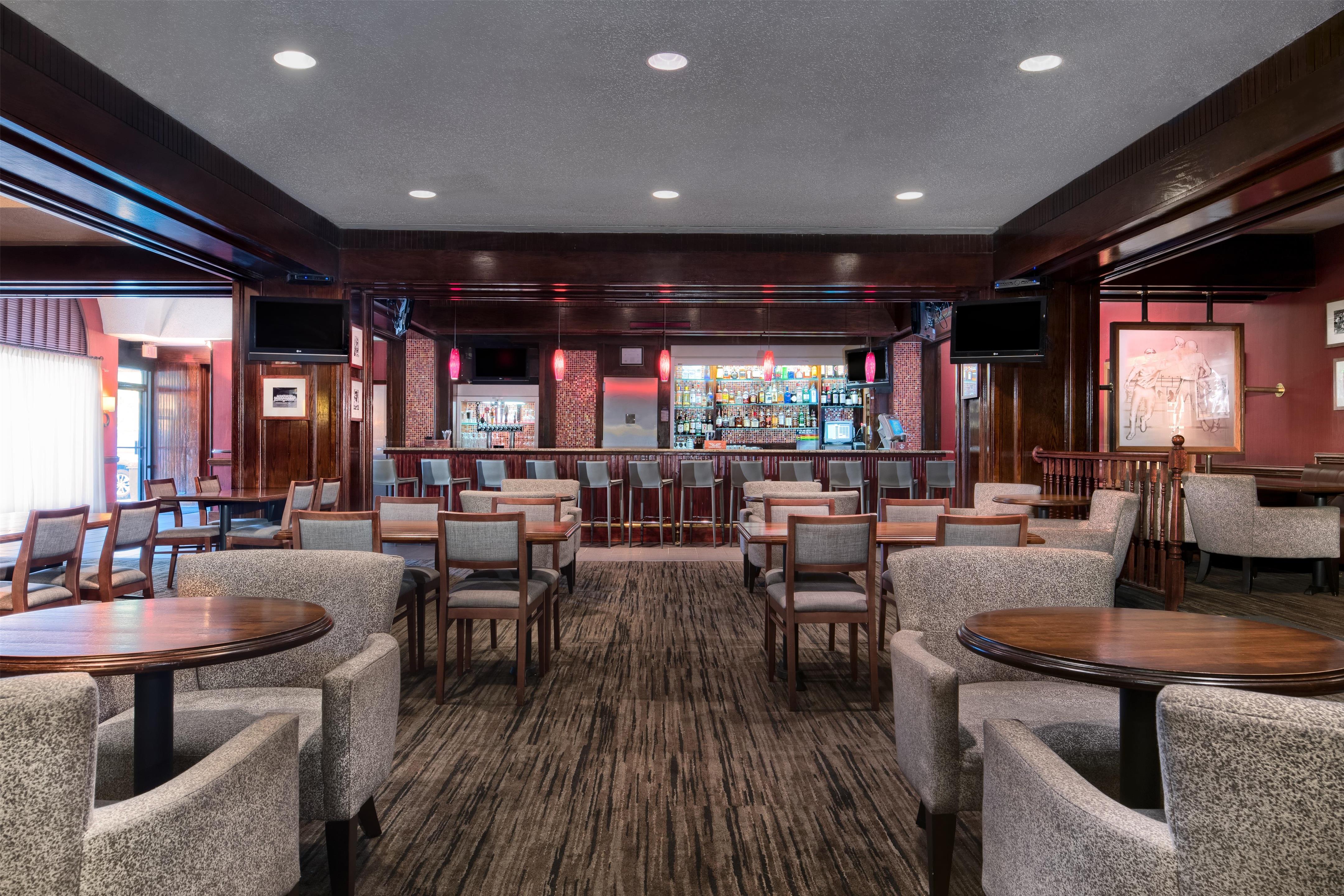 Restaurant | Doubletree by Hilton Philadelphia Airport