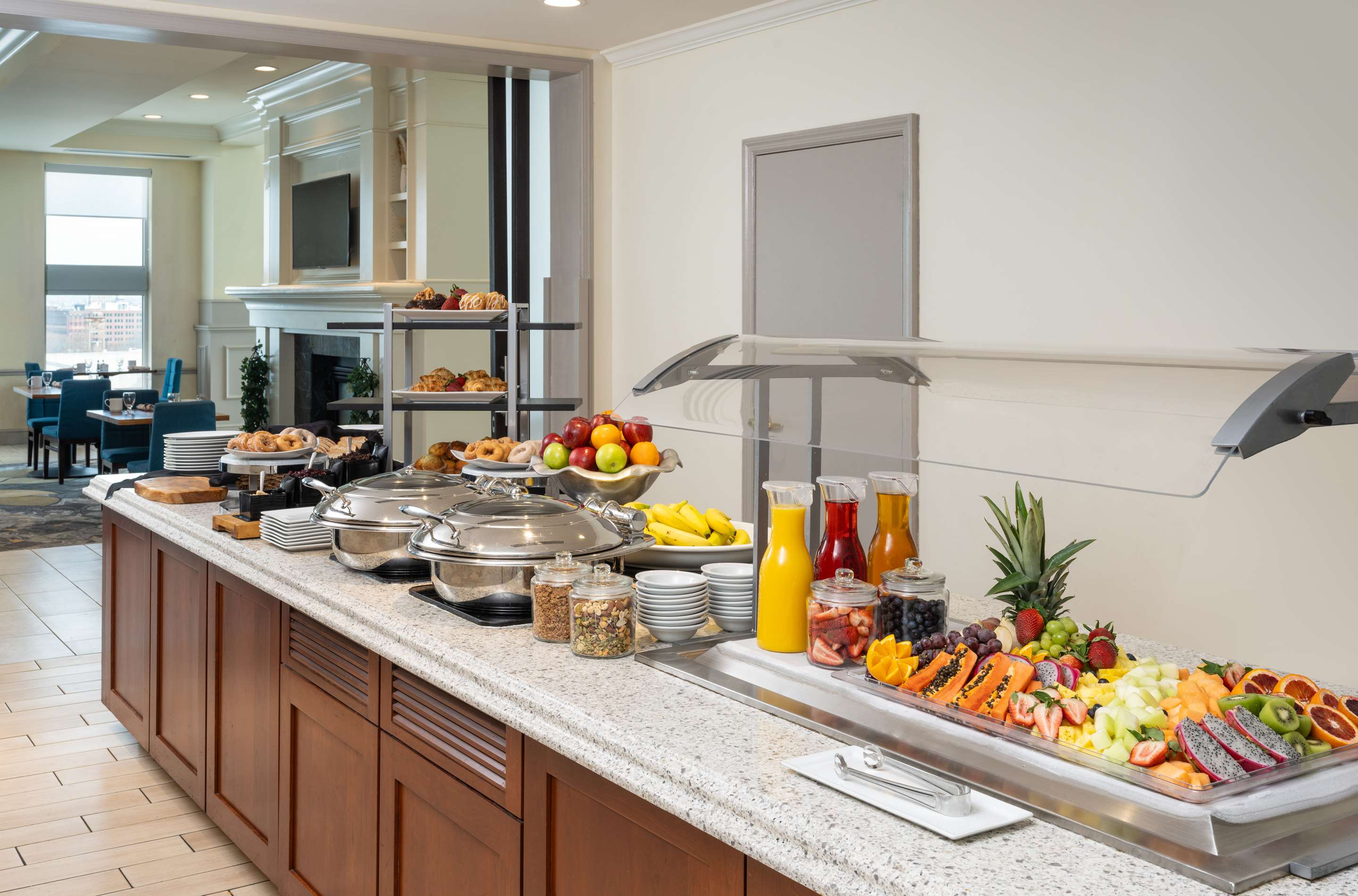 Breakfast Area | Hilton Garden Inn Philadelphia Center City