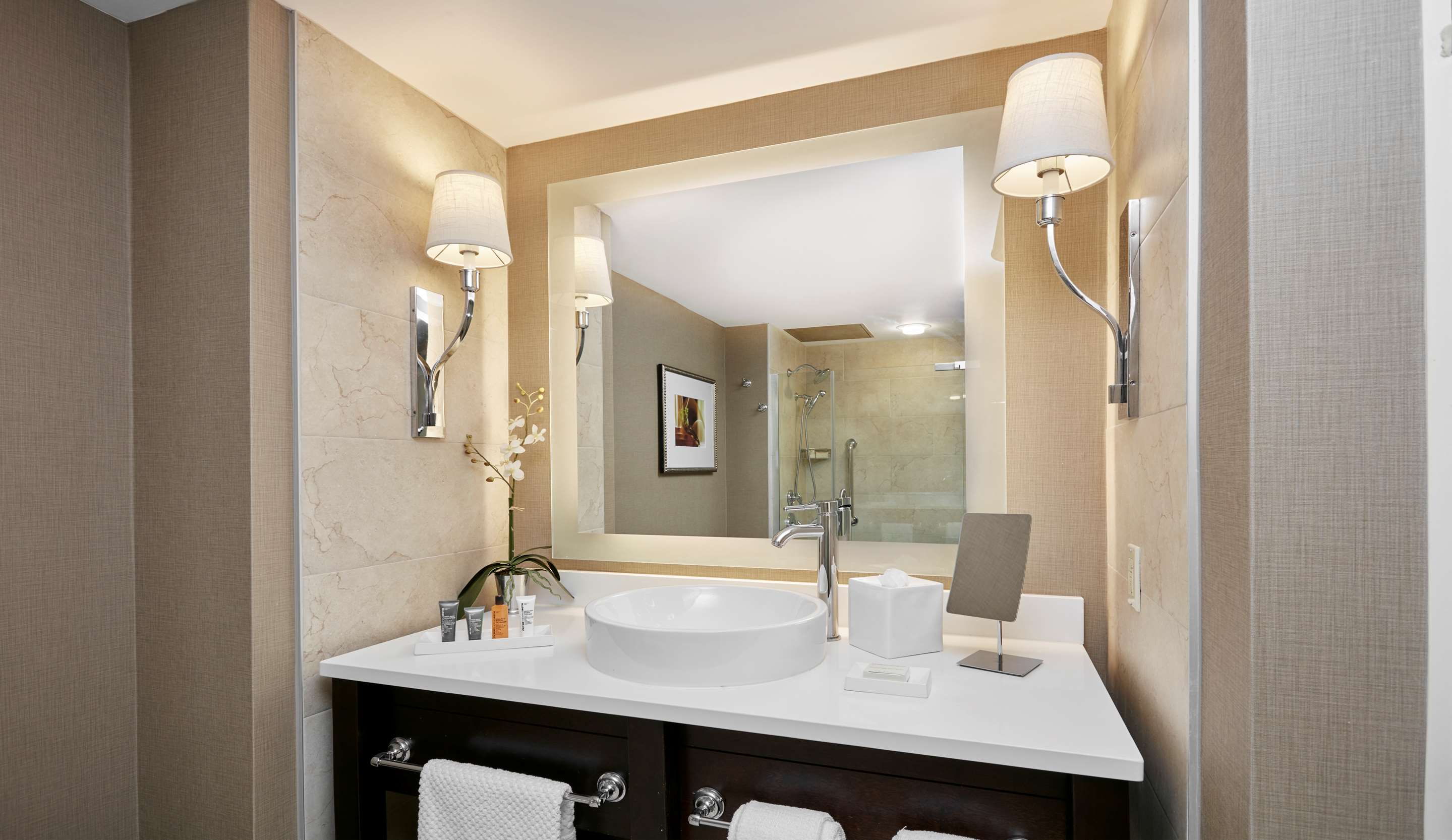 Guest room bath