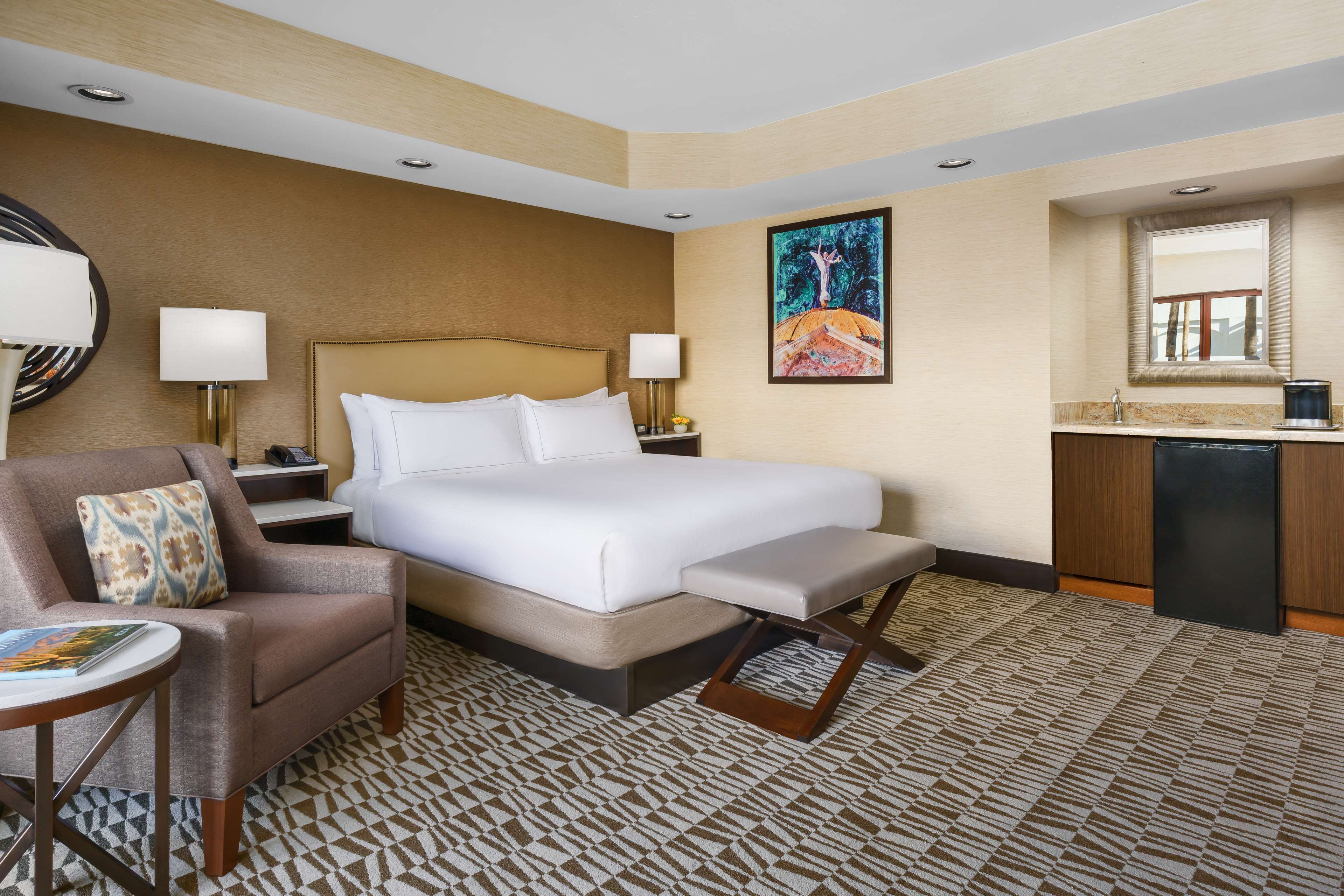 Hilton Phoenix Airport Room Type - 1 KING BED
