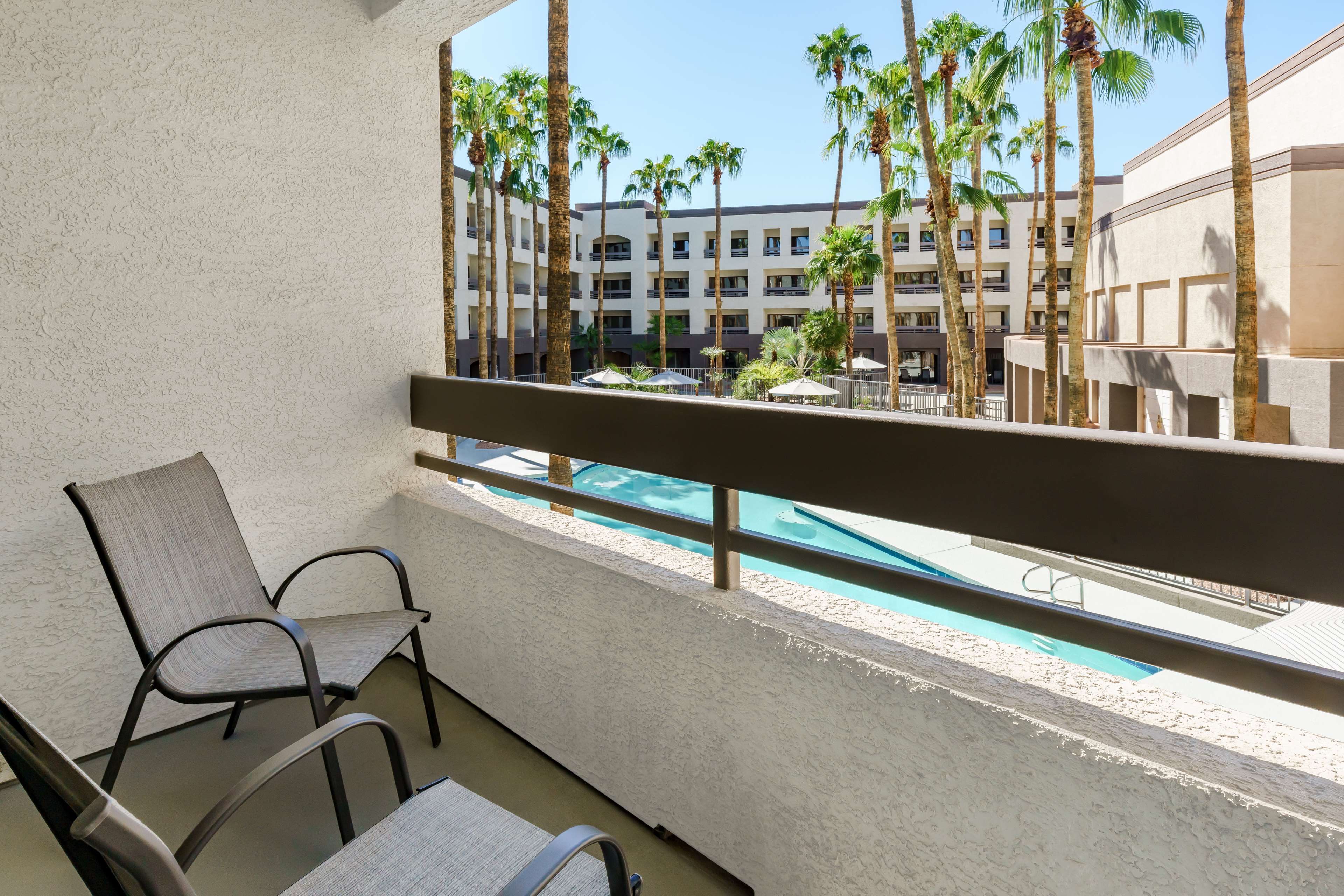 Hilton Phoenix Airport Room Type - 1 KING EXEC LVL