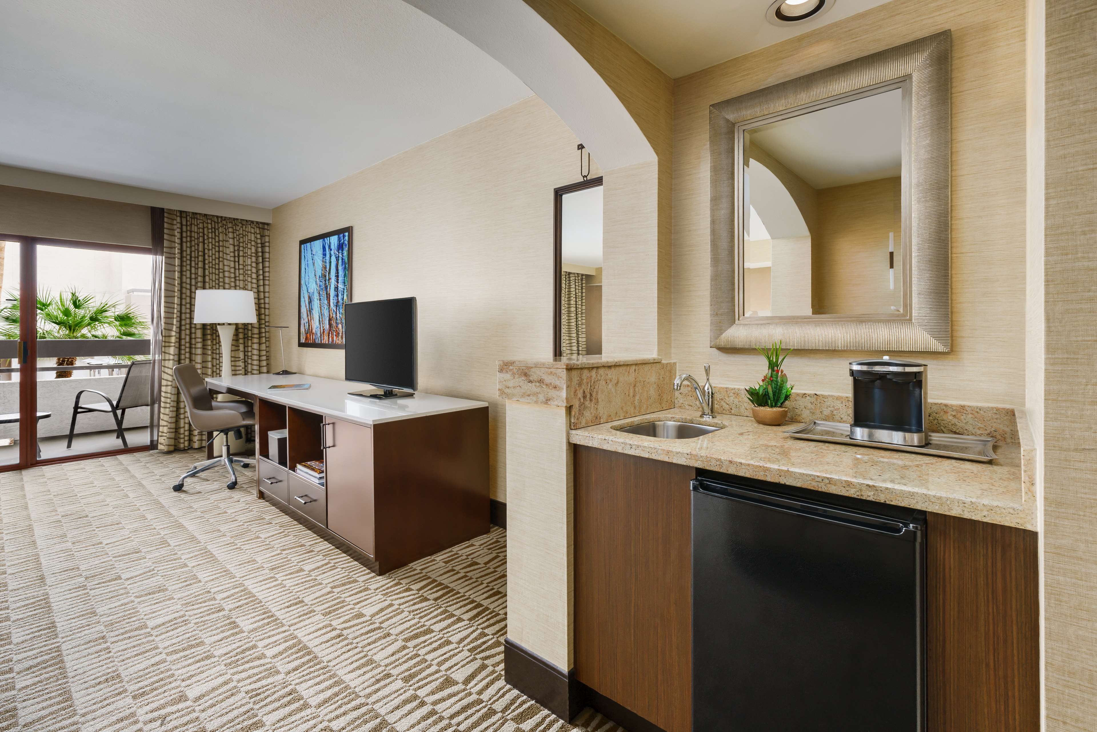 Hilton Phoenix Airport Room Type - 1 KING JR SUITE