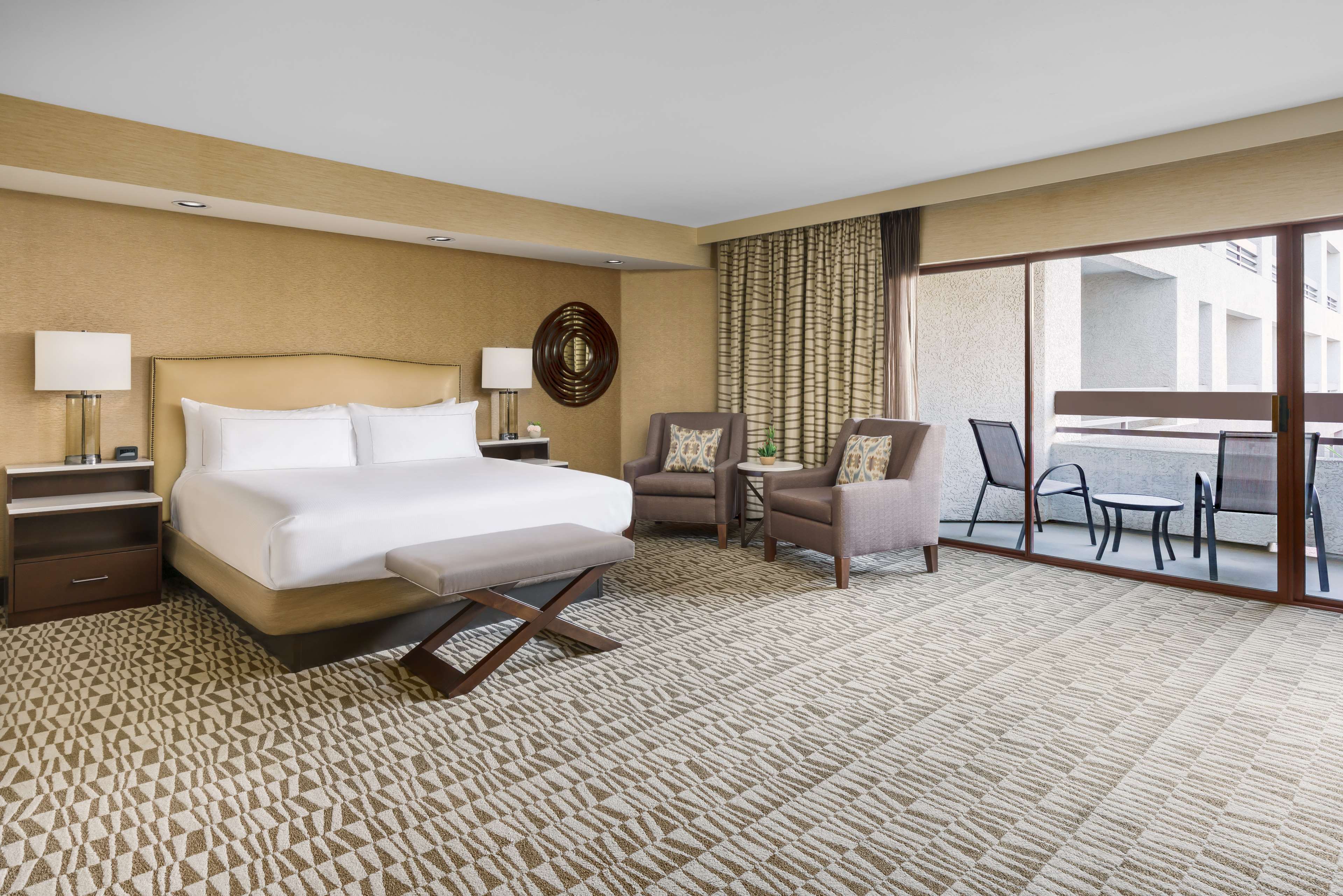 Hilton Phoenix Airport Room Type - 1 KING ARIZONA