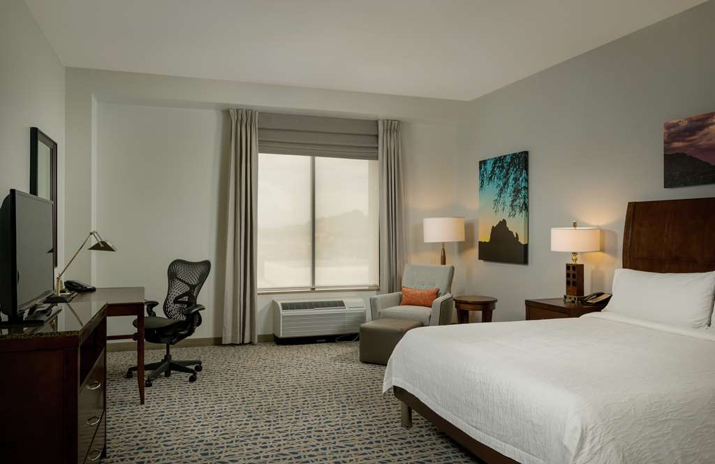 Hilton Garden Inn Phoenix Airport North Room Type - 1 KING ACC RM ROLLIN SHWR