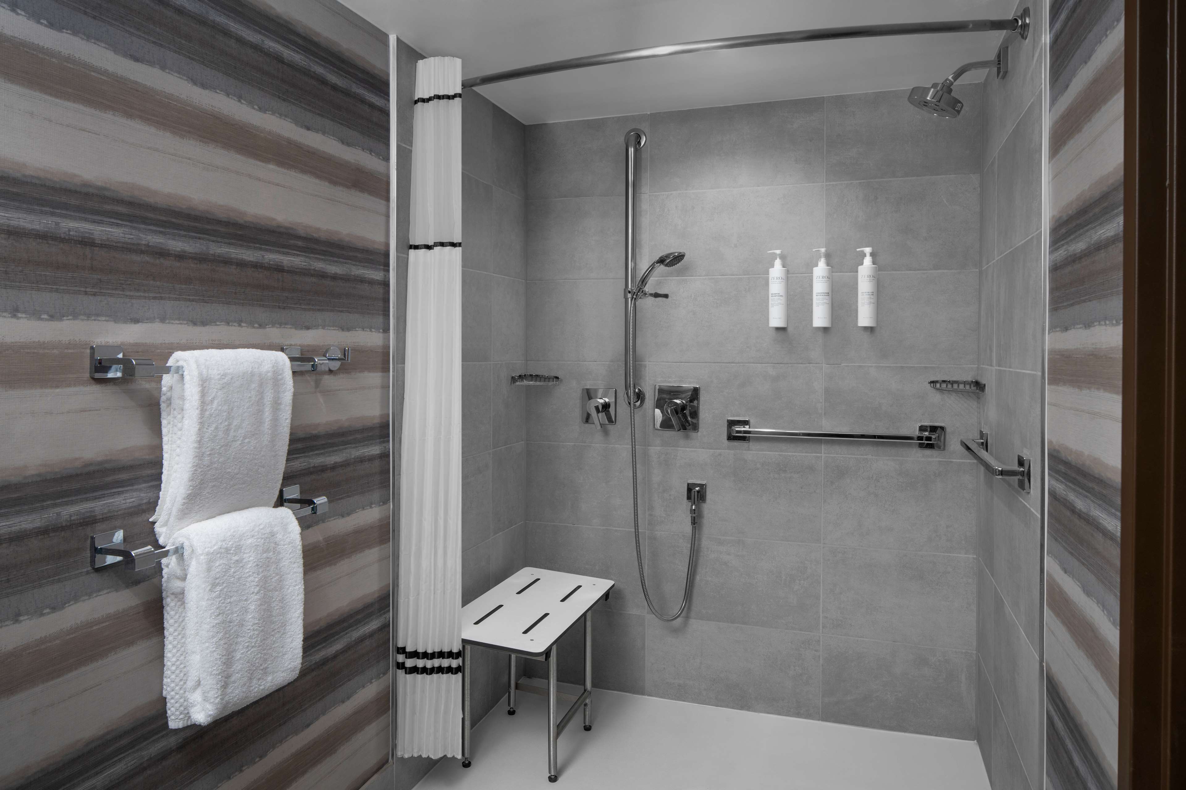 Embassy Suites Phoenix - Biltmore Room Type - 1 KING MB HR ACC RI-SHOWER
