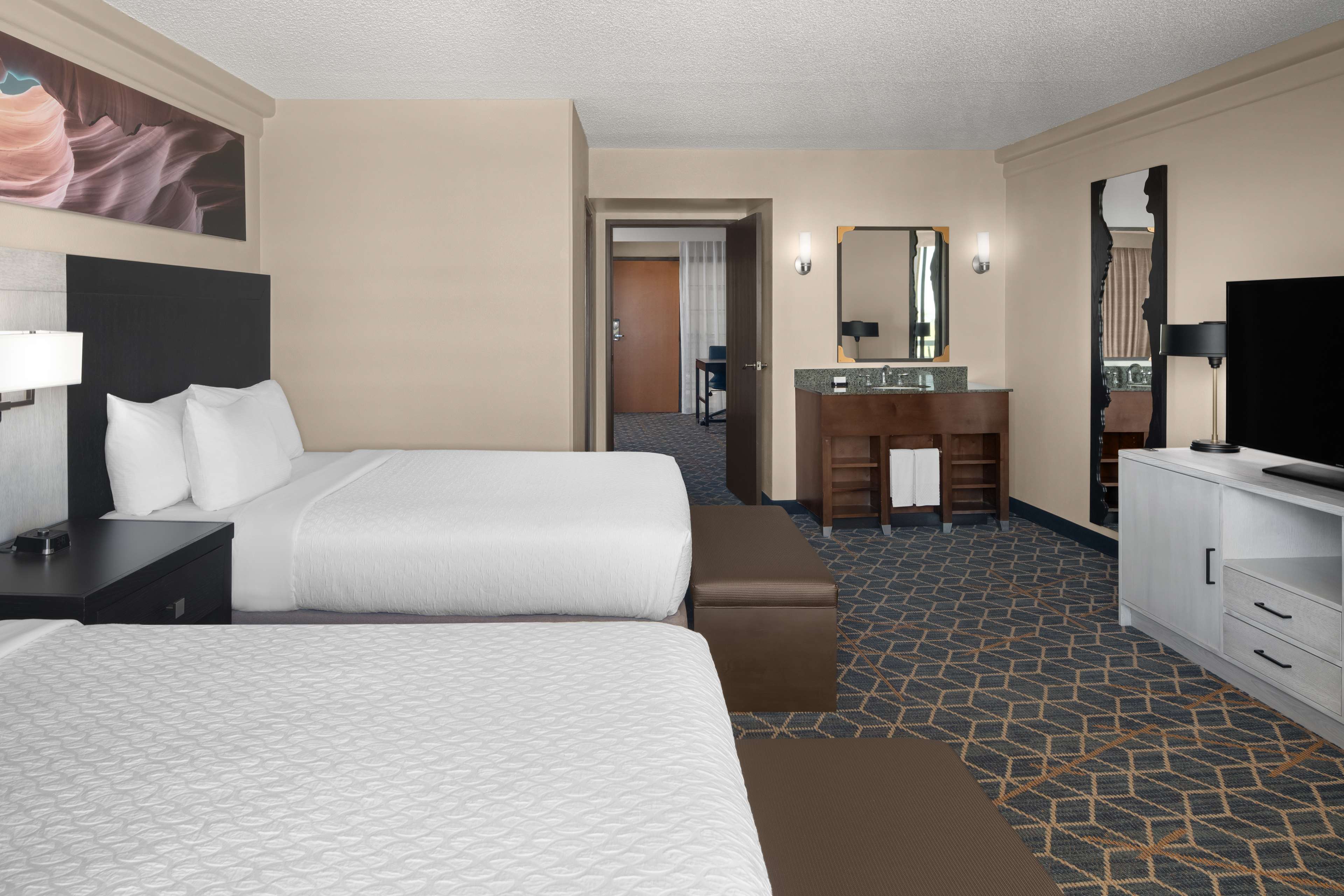 Embassy Suites Phoenix - Biltmore Room Type - 2 QUEEN BEDS STE W  POOLVW