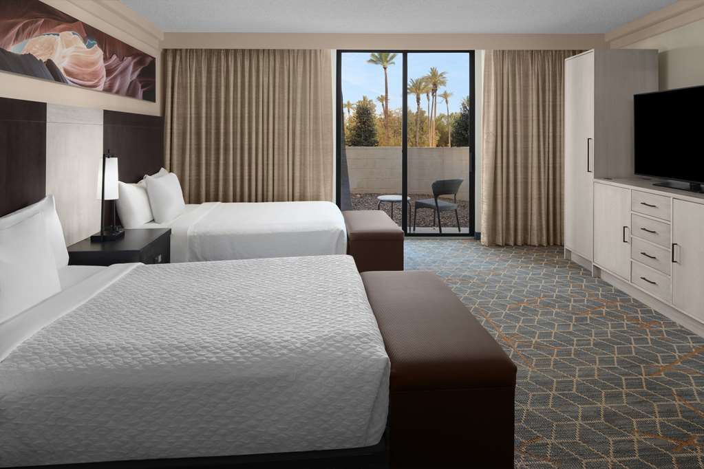Embassy Suites Phoenix - Biltmore Room Type - 2QN 2 ROOM STE ACC W  TUB