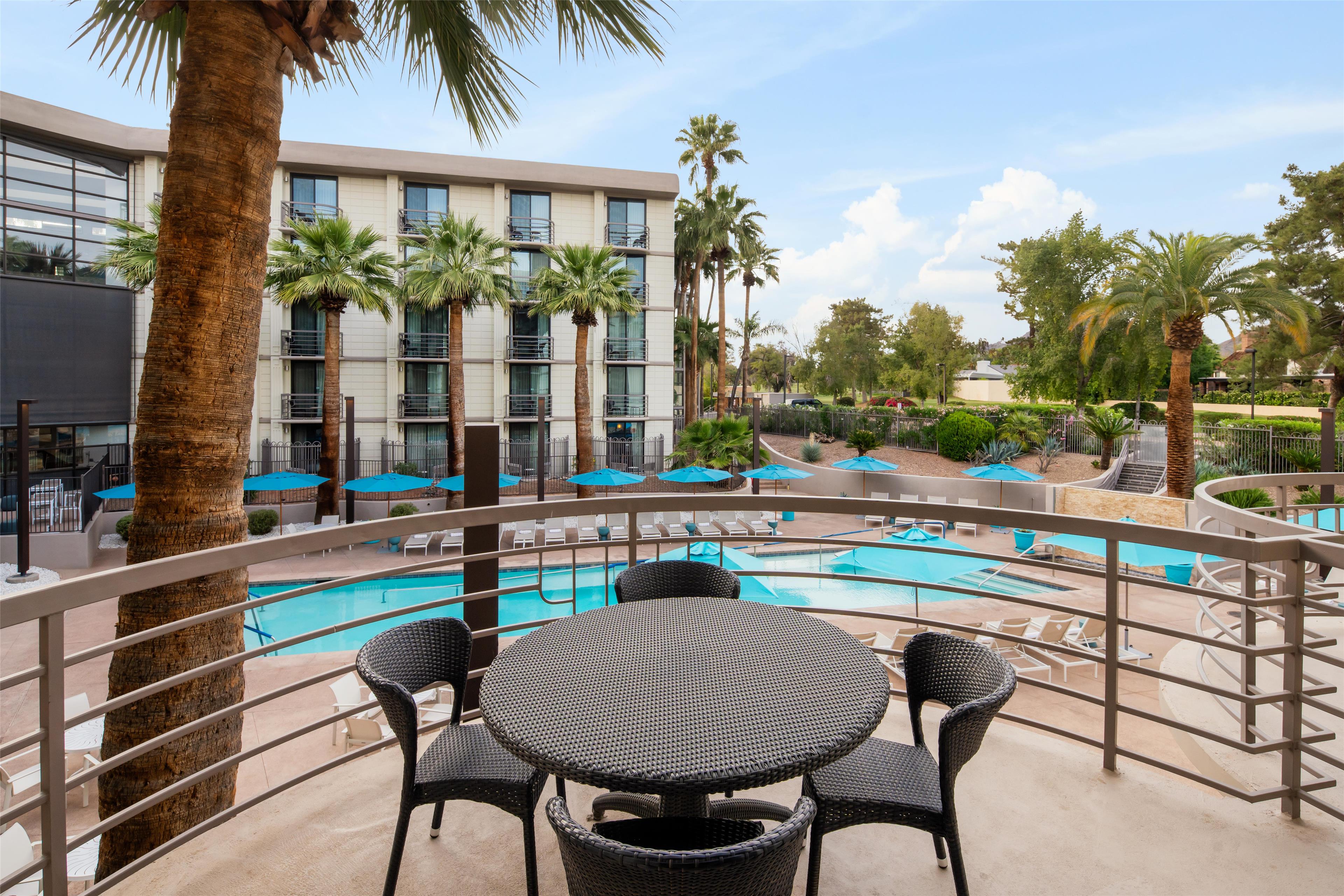 Embassy Suites Phoenix - Biltmore Room Type - 1 KING POOLVIEW TERRACE
