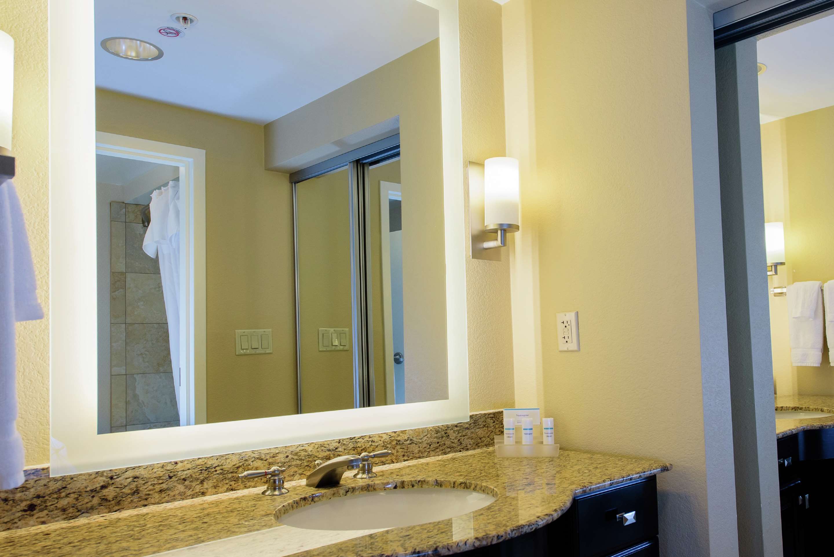 Guest room bath