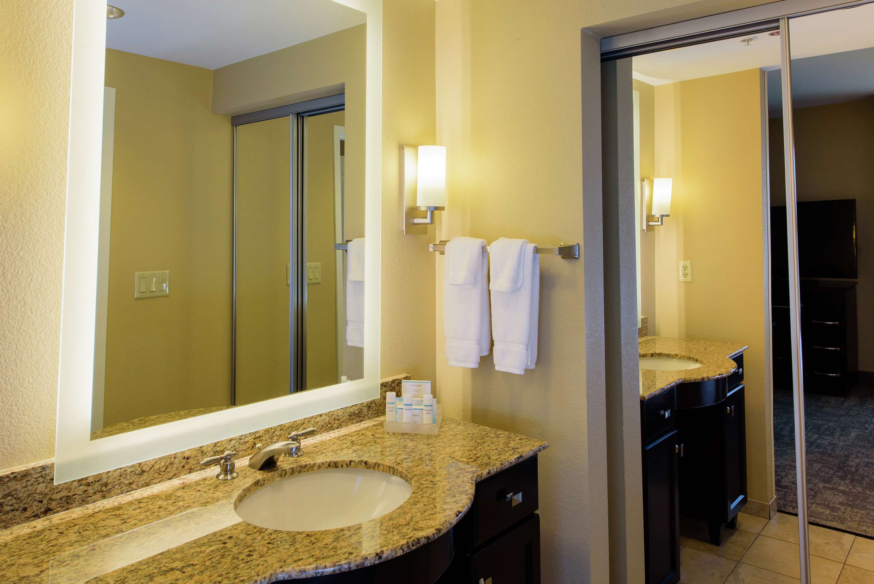 Guest room bath