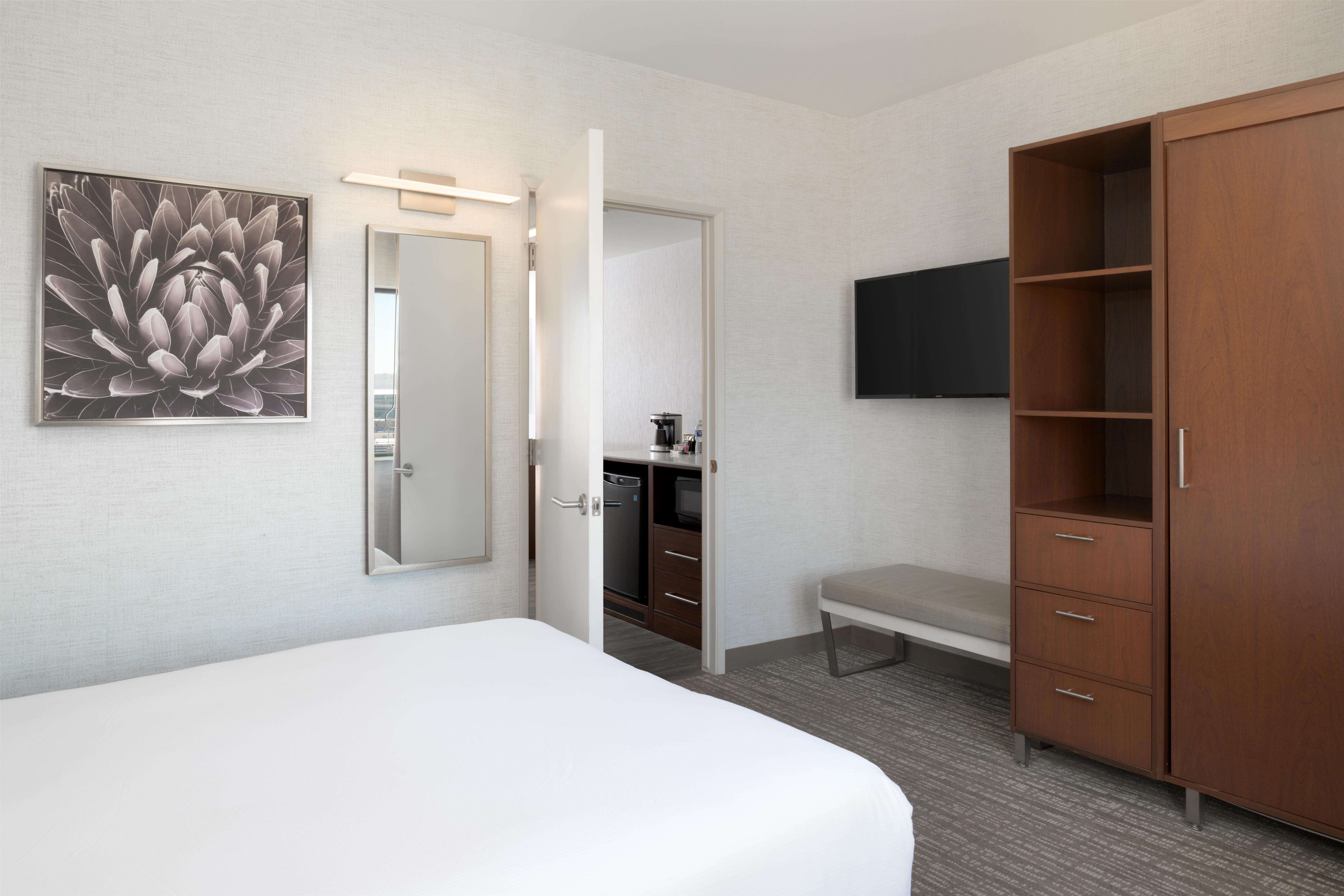 DoubleTree Suites by Hilton Phoenix Room Type - 1 QUEEN 1 BDRM STE ACC TUB