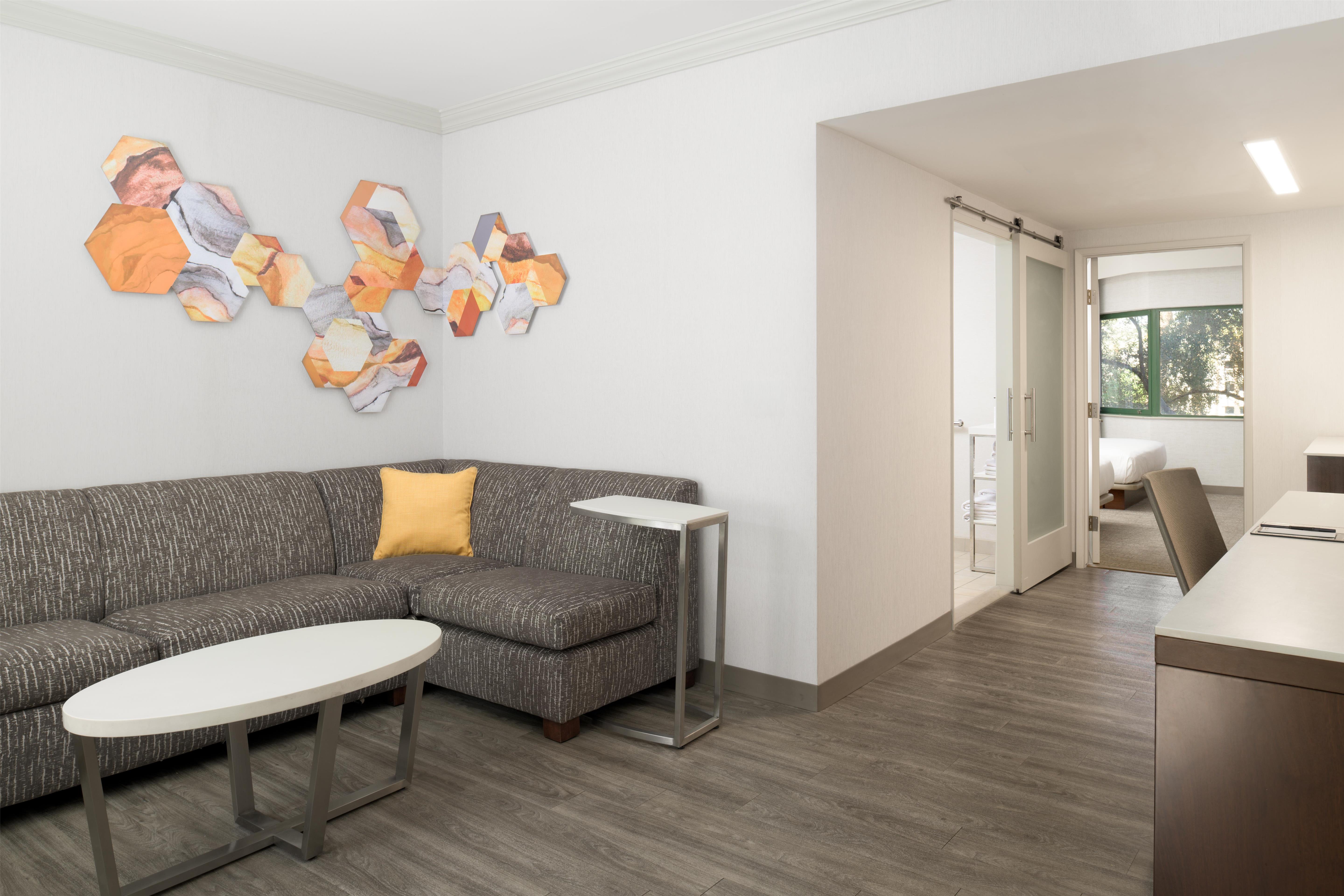 DoubleTree Suites by Hilton Phoenix Room Type - 2 QN 1 BDRM STE ACC RI SHW