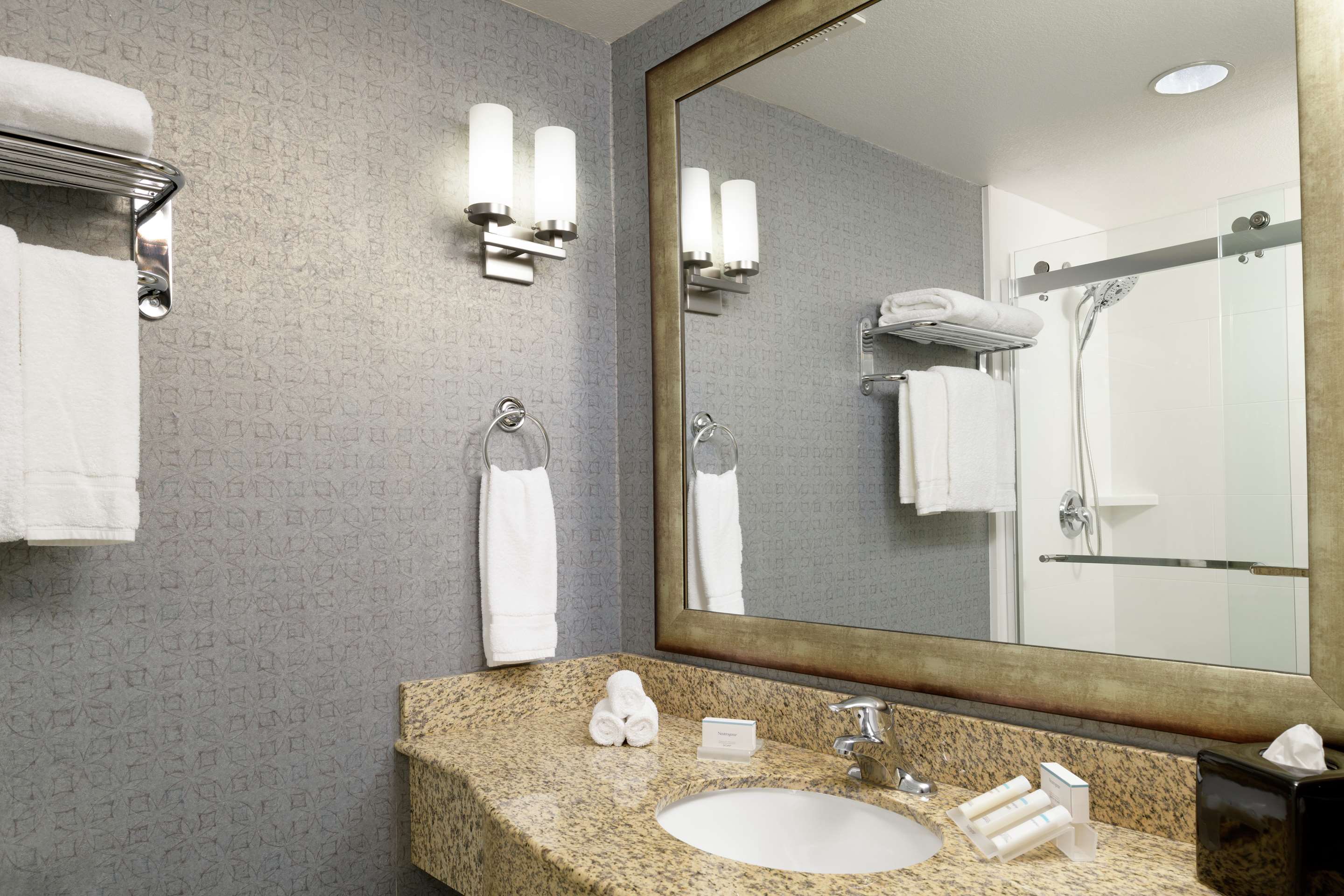 Guest room bath