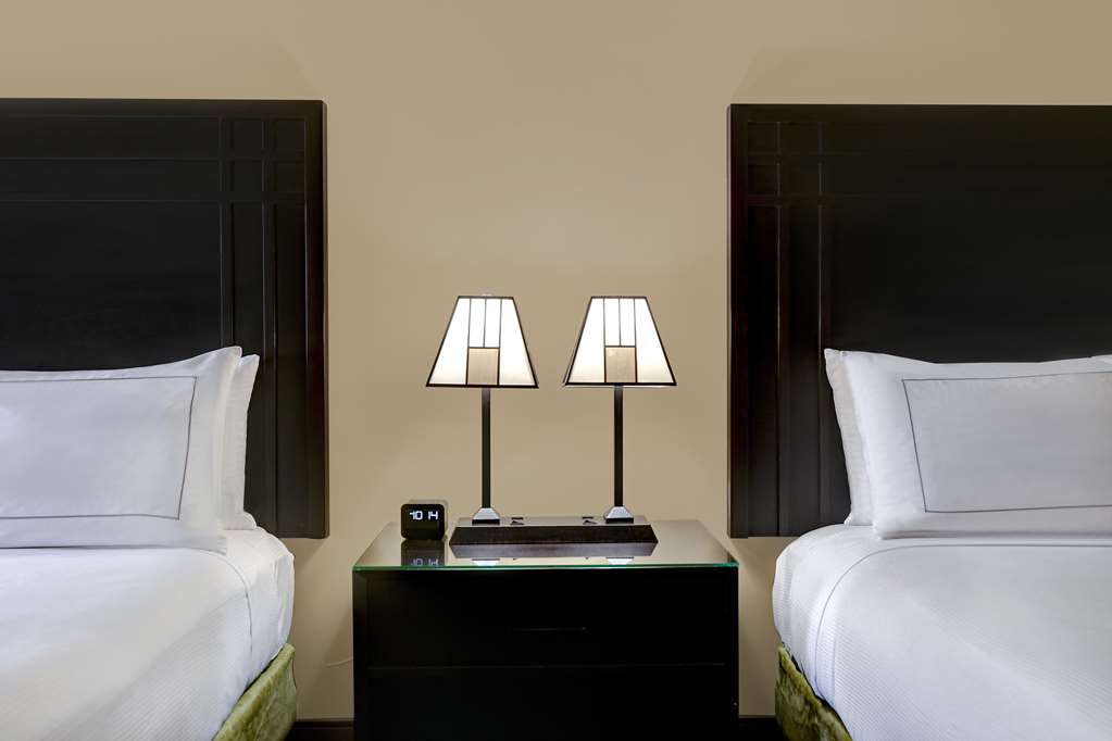 DoubleTree by Hilton Hotel Phoenix Tempe - Tap to explore photos