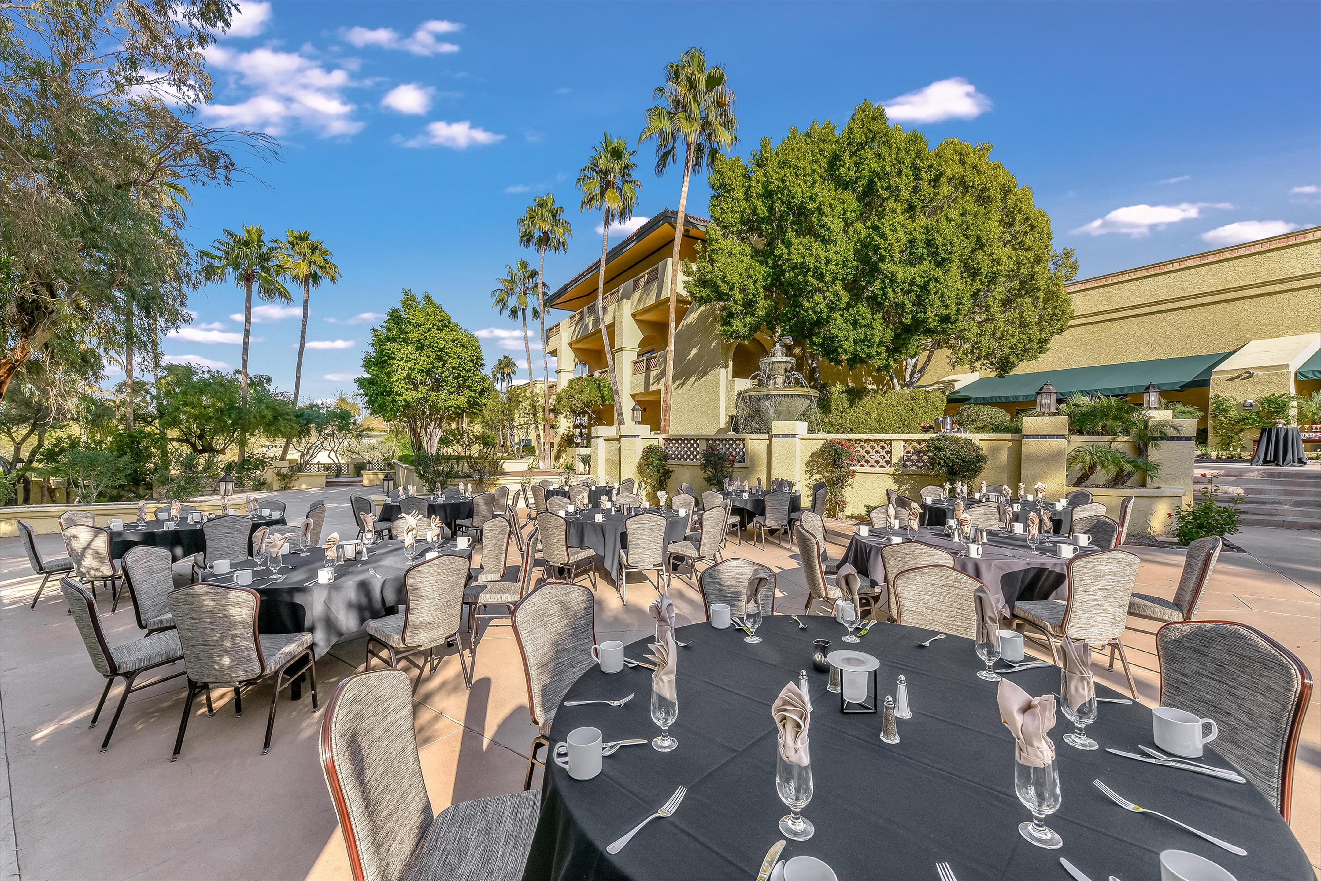 Restaurant | Hilton Phoenix Tapatio Cliffs Resort