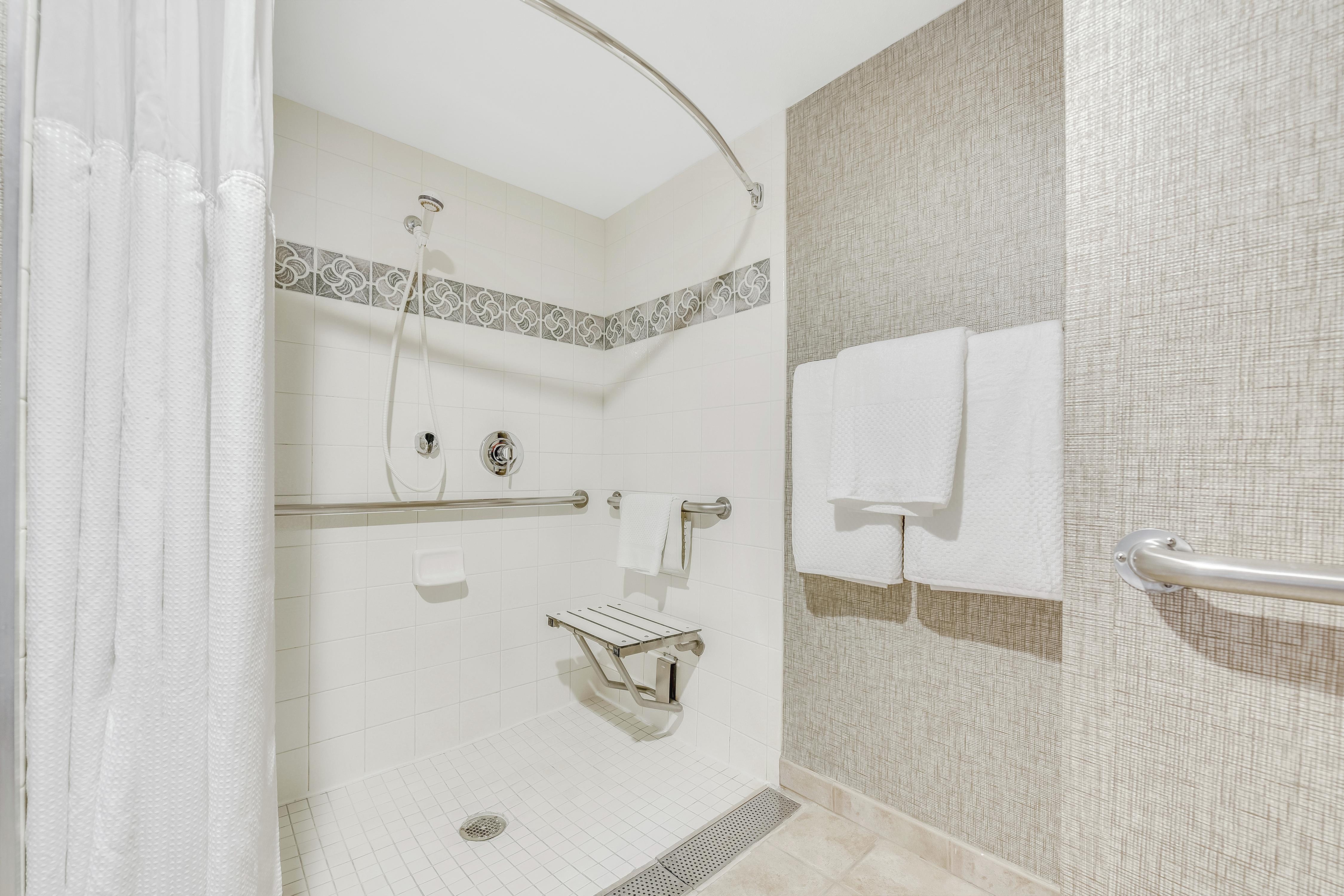 Pointe Hilton Tapatio Cliffs Resort Room Type - 1KNG MOB HEARNG ACC RI-SHW