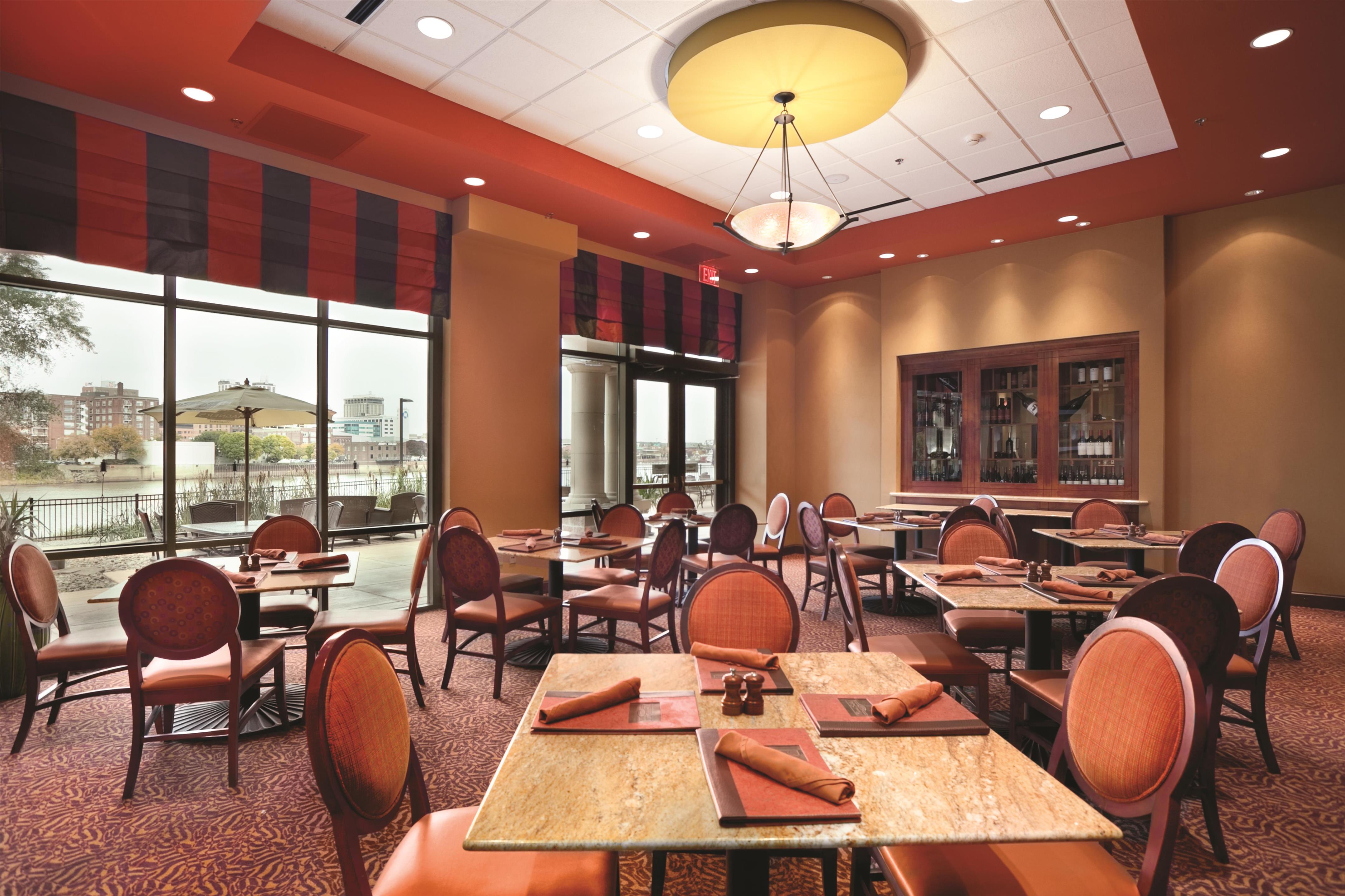 Restaurant | Embassy Suites by Hilton E Peoria Riverfront Conf Center