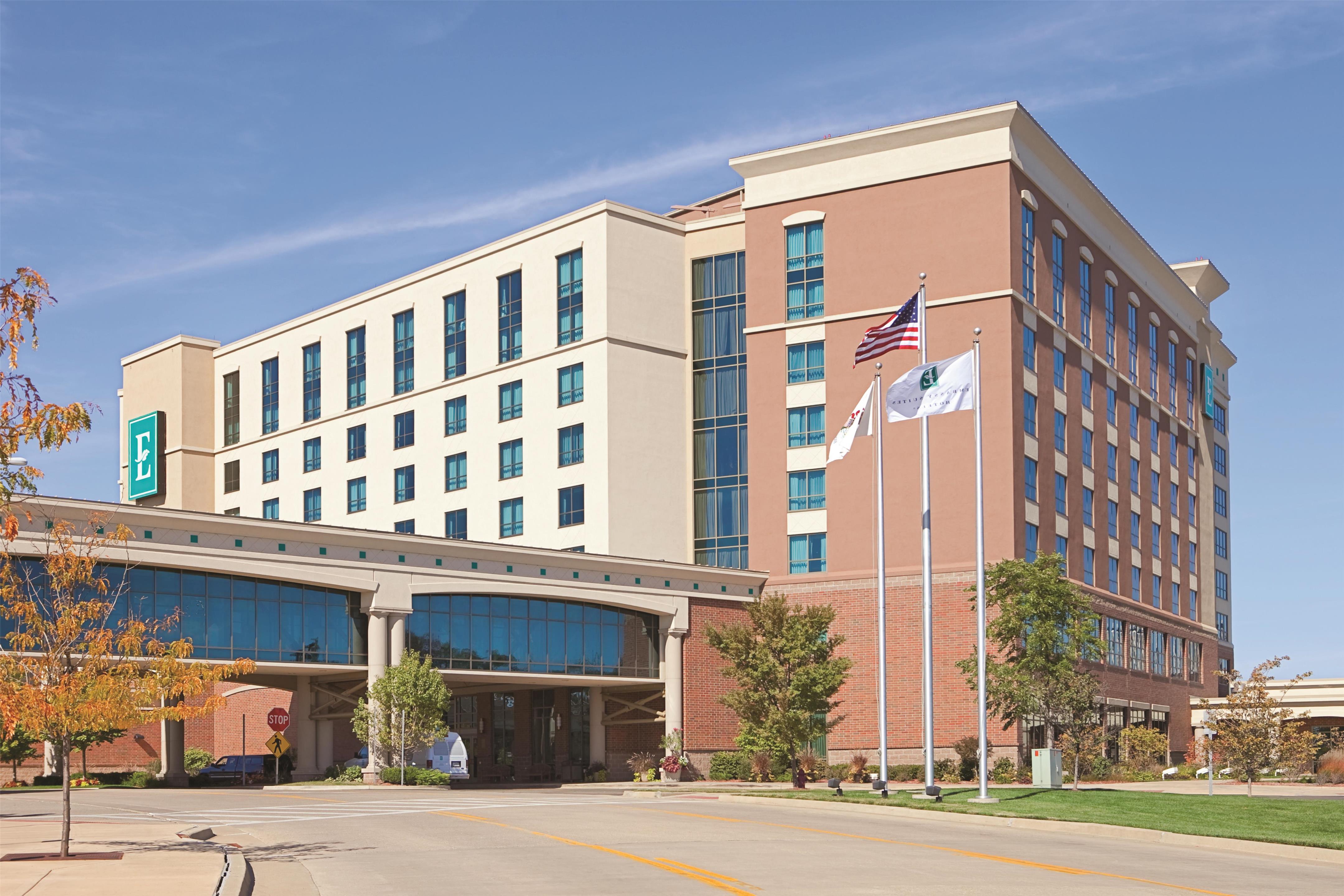 Exterior | Embassy Suites by Hilton E Peoria Riverfront Conf Center