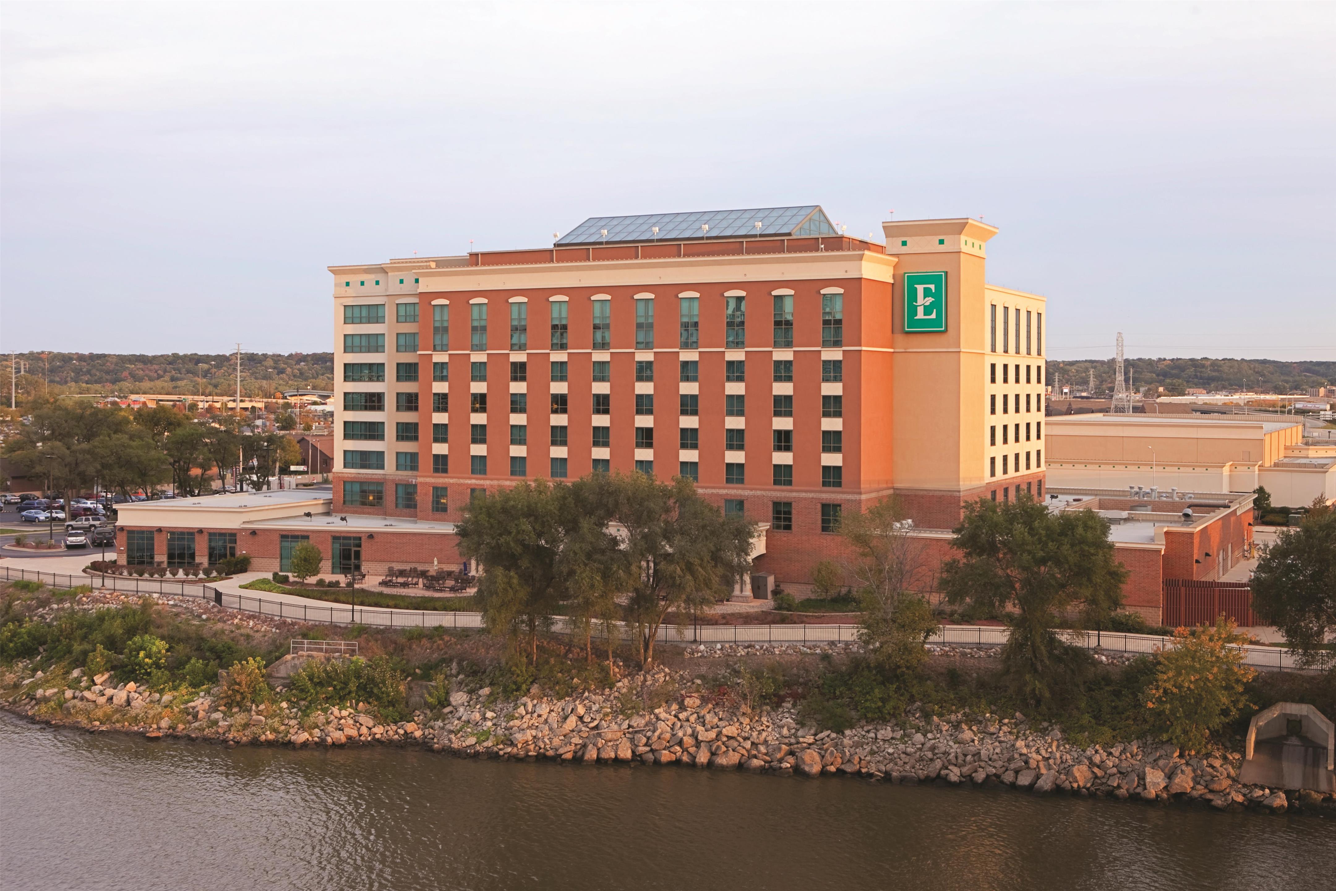 Exterior | Embassy Suites by Hilton E Peoria Riverfront Conf Center