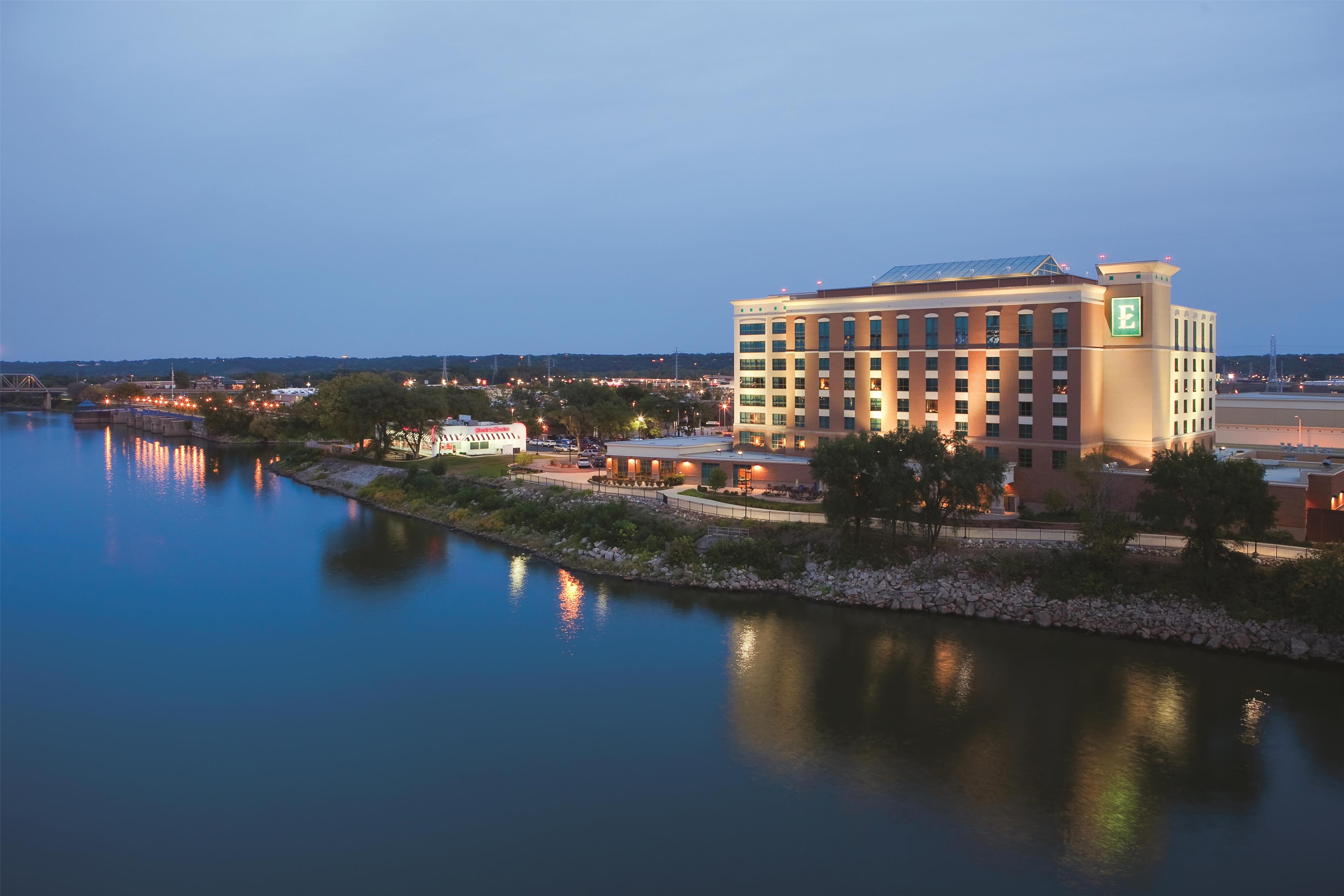 Exterior | Embassy Suites by Hilton E Peoria Riverfront Conf Center