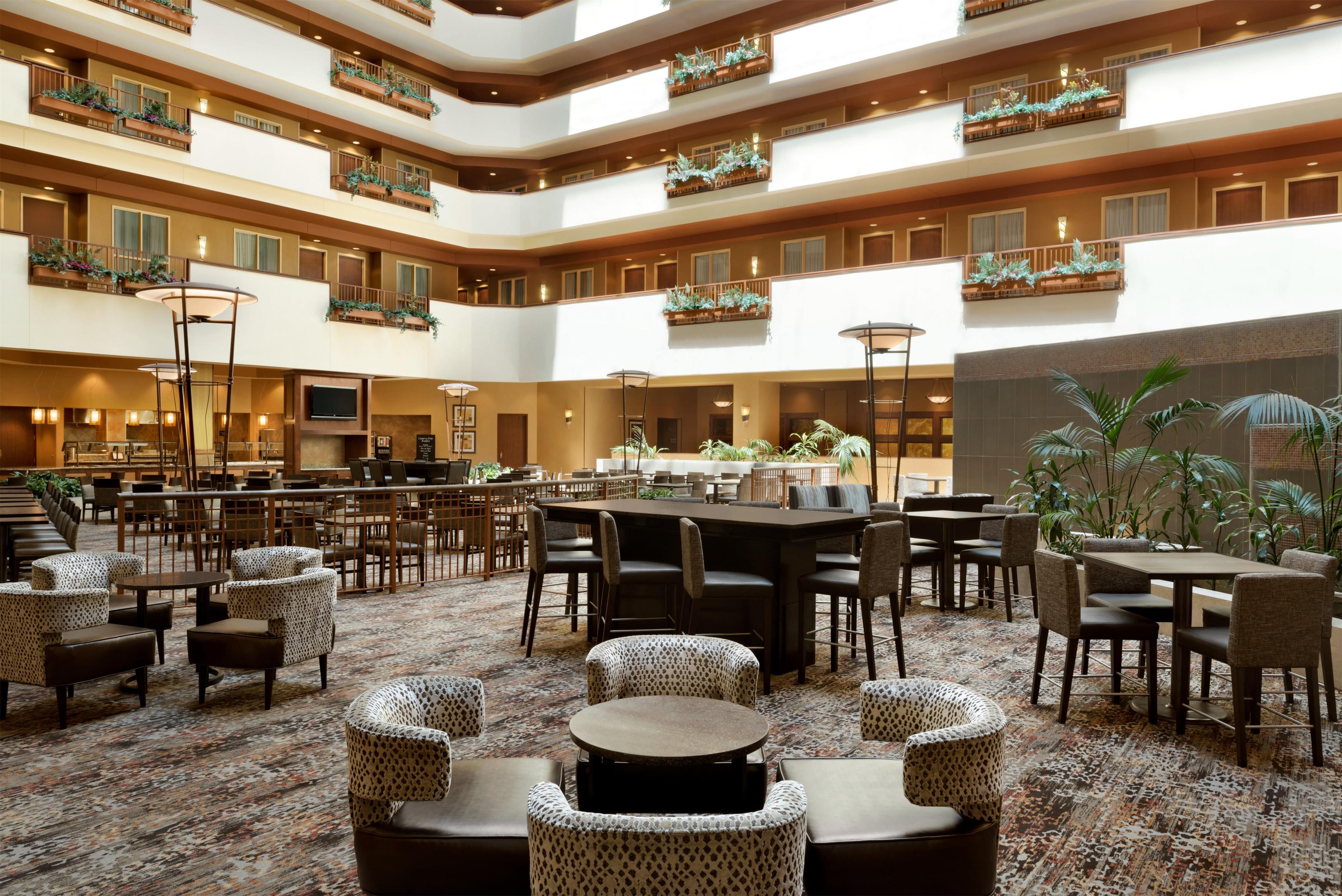 Lobby | Embassy Suites by Hilton E Peoria Riverfront Conf Center