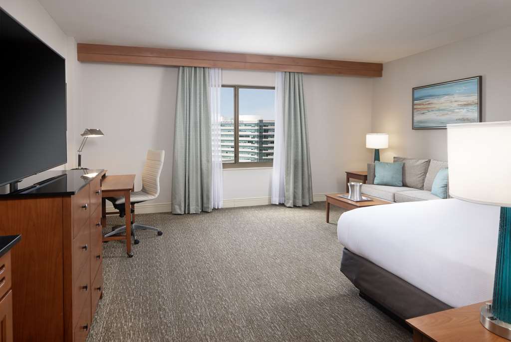 Hilton St. Petersburg Carillon Park Room Type - 1KG MINI STE MOB HEAR TUB
