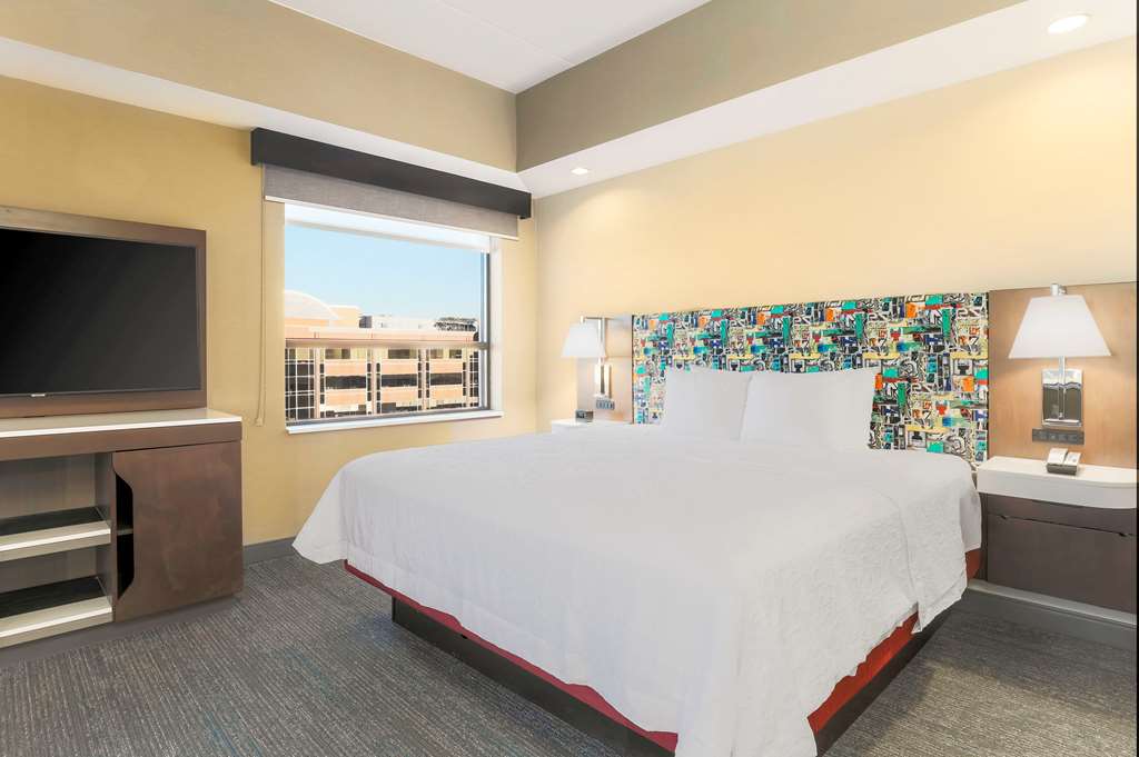 Hampton Inn & Suites Pittsburgh-Downtown Room Type - 1KN MOB HEA ACC RIS STU NS