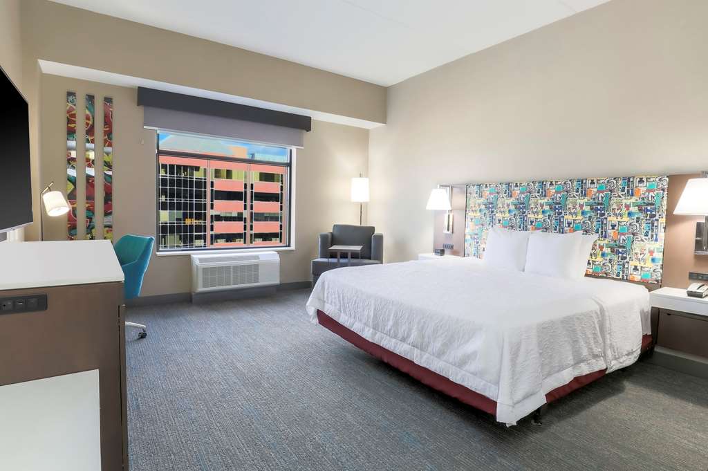 Hampton Inn & Suites Pittsburgh-Downtown - Tap to explore photos