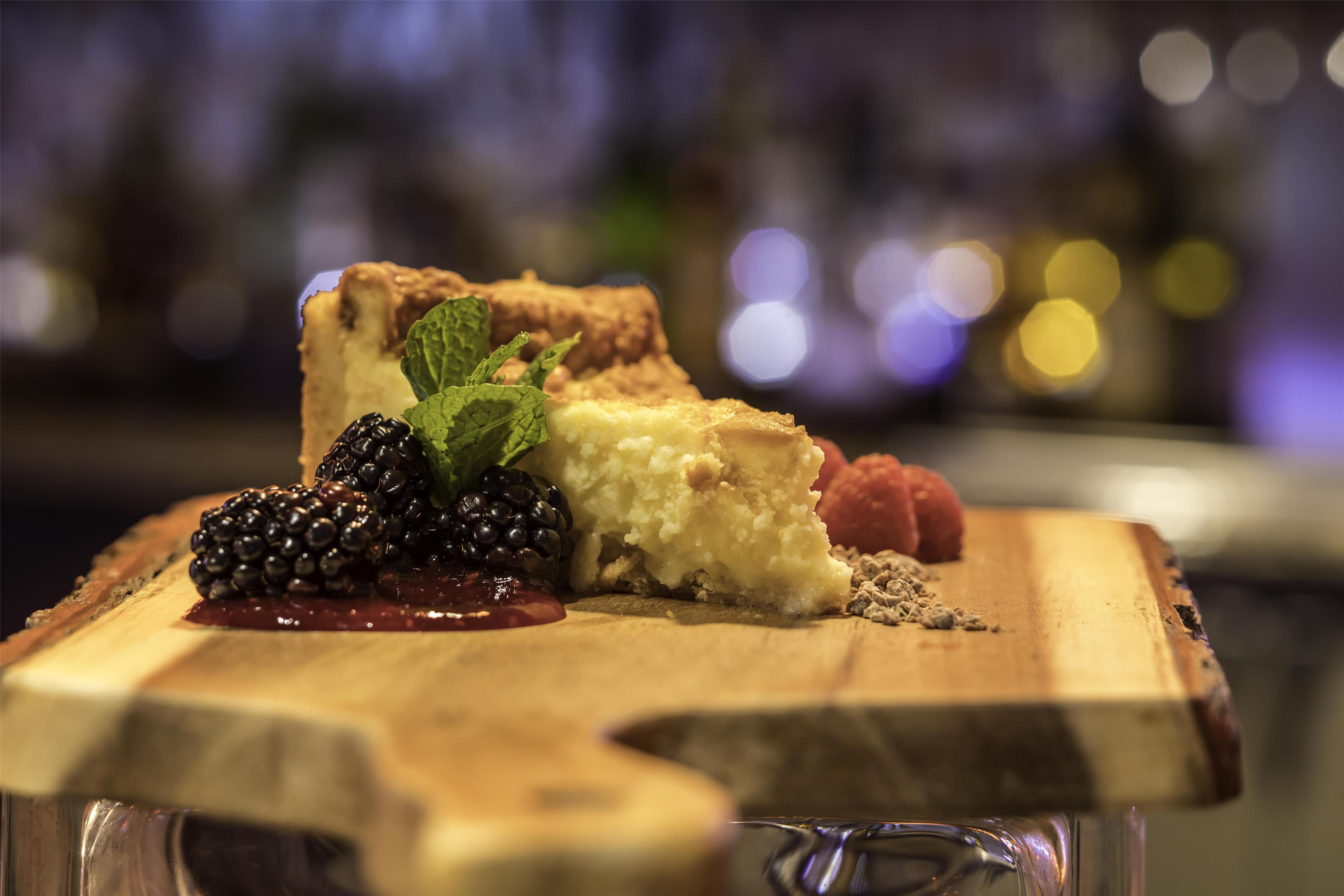 Restaurant | DoubleTree by Hilton Hotel & Suites Pittsburgh Downtown