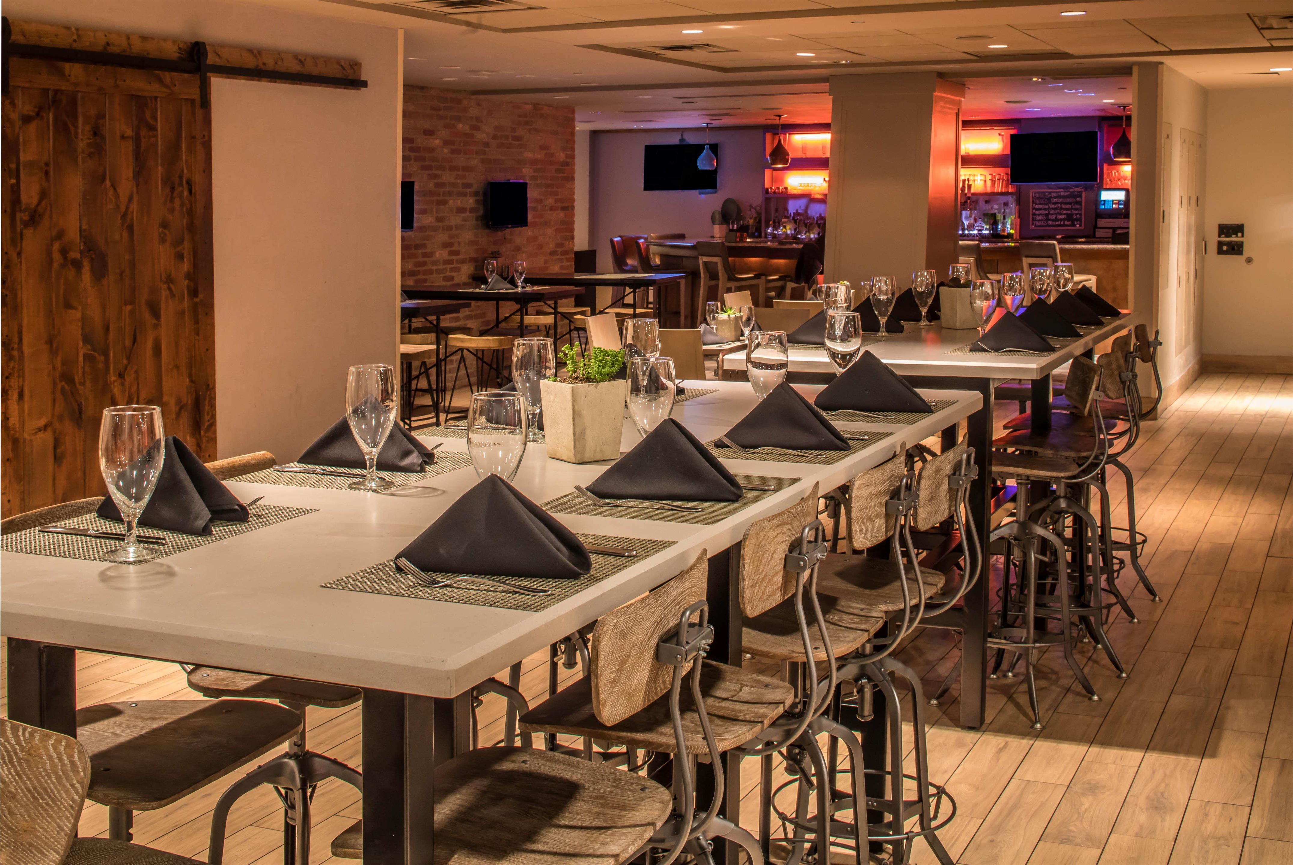 Restaurant | DoubleTree by Hilton Hotel & Suites Pittsburgh Downtown