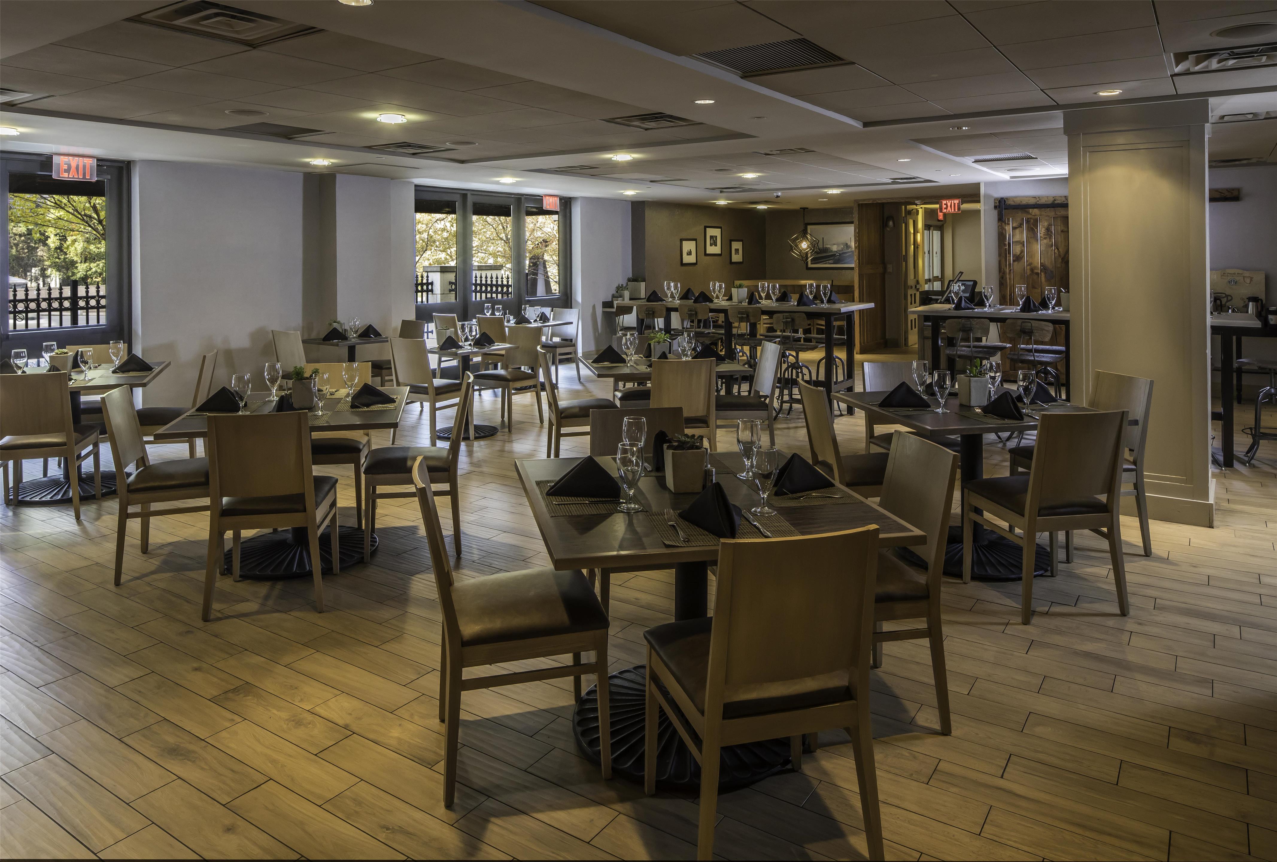 Restaurant | DoubleTree by Hilton Hotel & Suites Pittsburgh Downtown