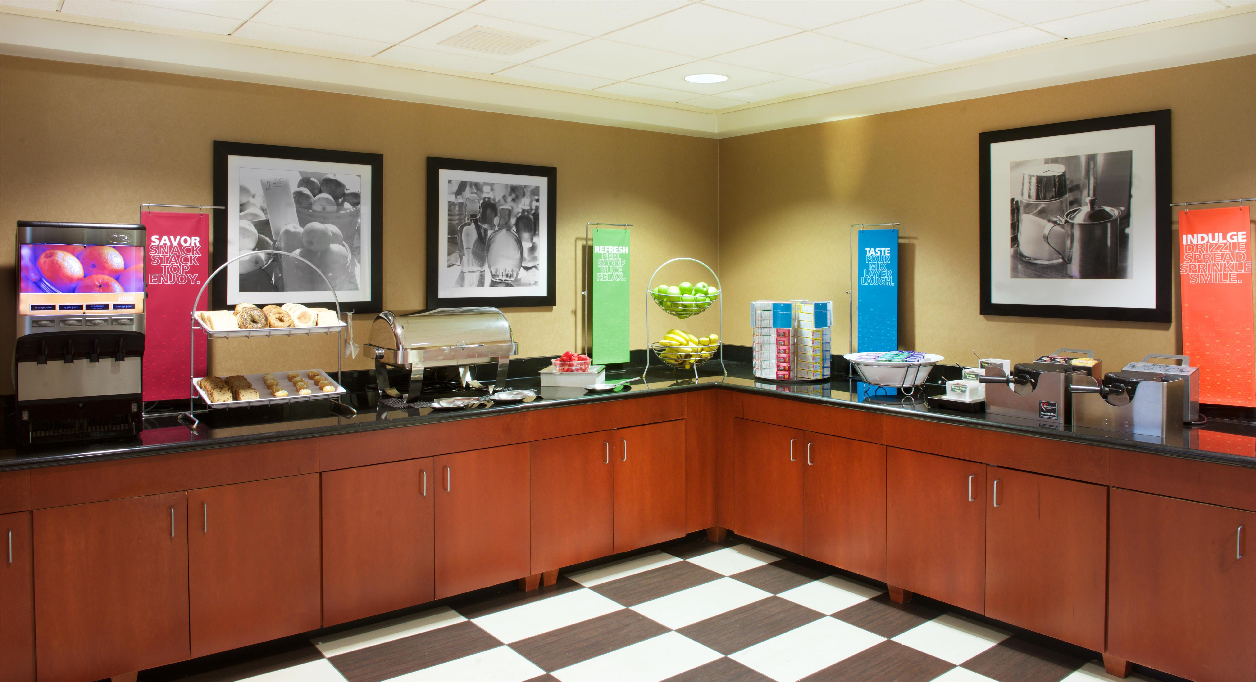 Breakfast Area | Hampton Inn & Suites Pittsburgh-Meadow Lands