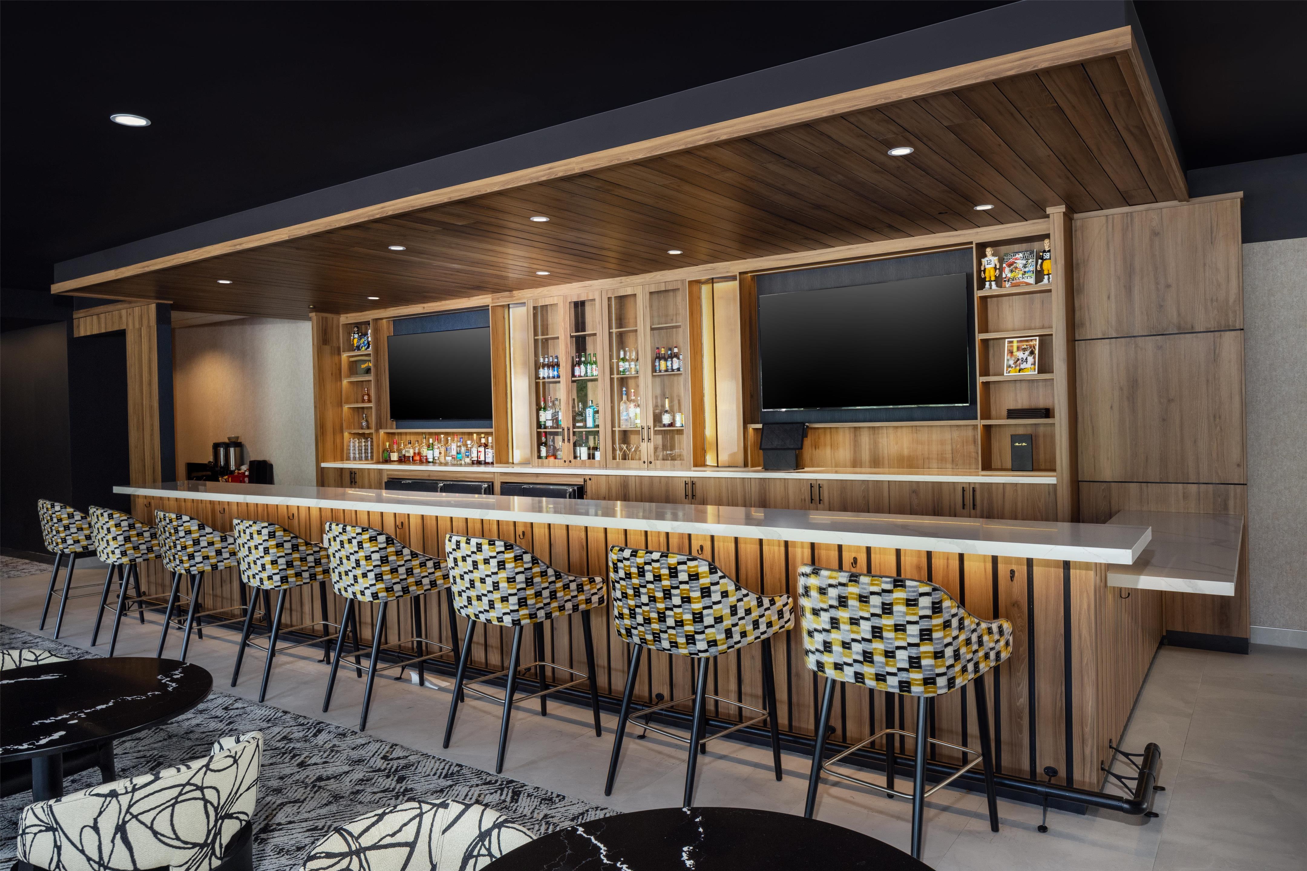 BarLounge | DoubleTree by Hilton Pittsburgh - Meadow Lands