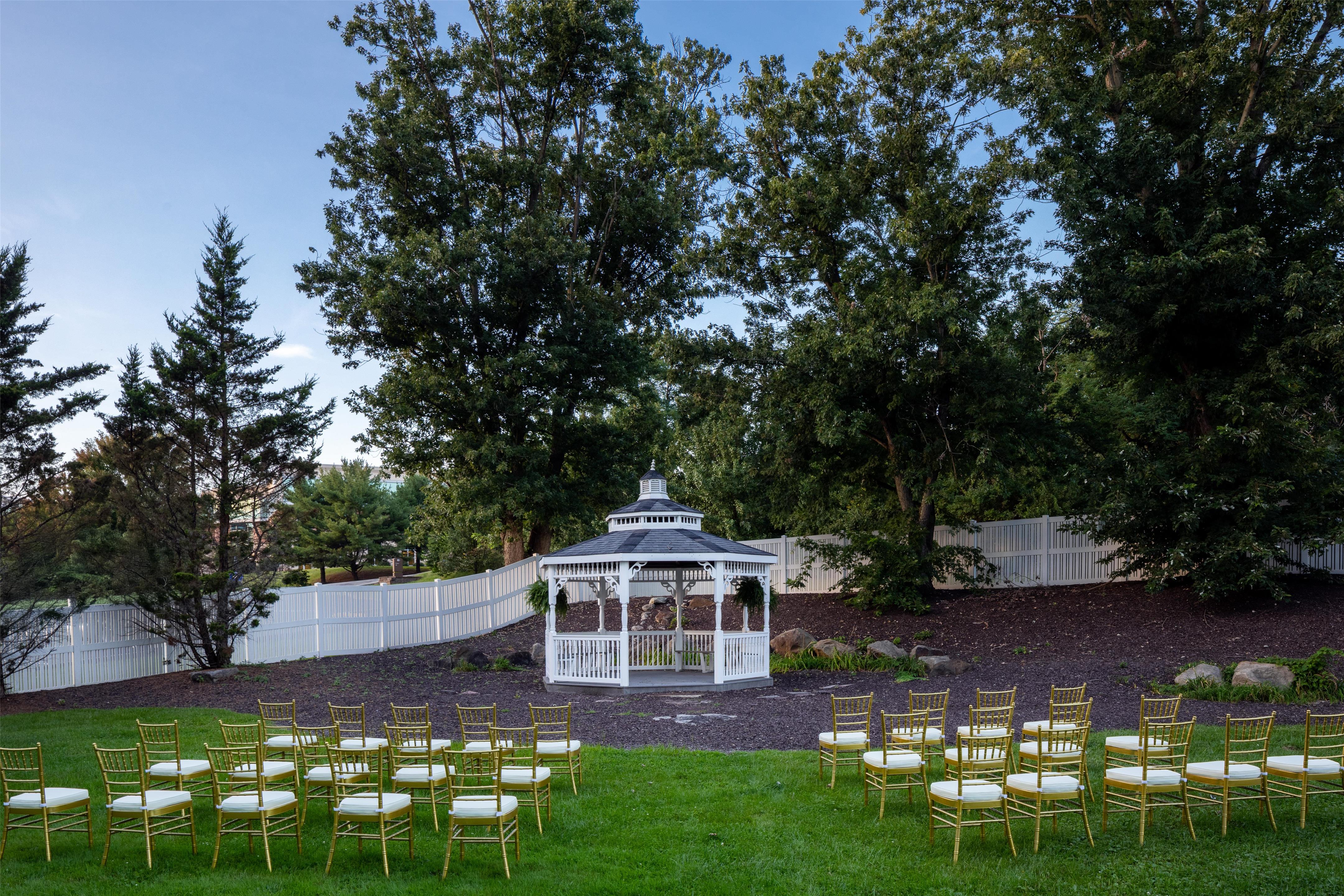 Exterior | DoubleTree by Hilton Pittsburgh - Meadow Lands