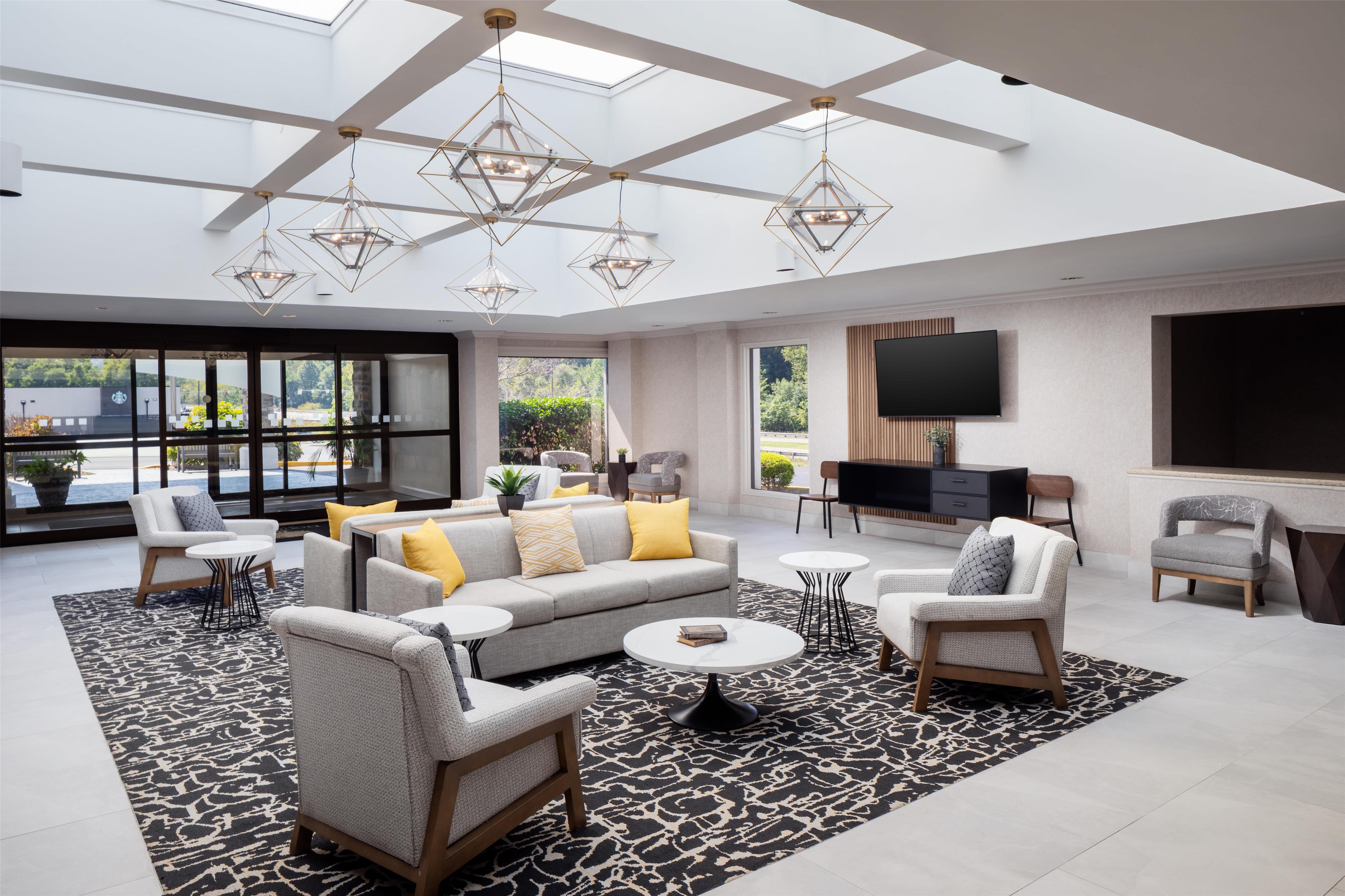 Lobby | DoubleTree by Hilton Pittsburgh - Meadow Lands