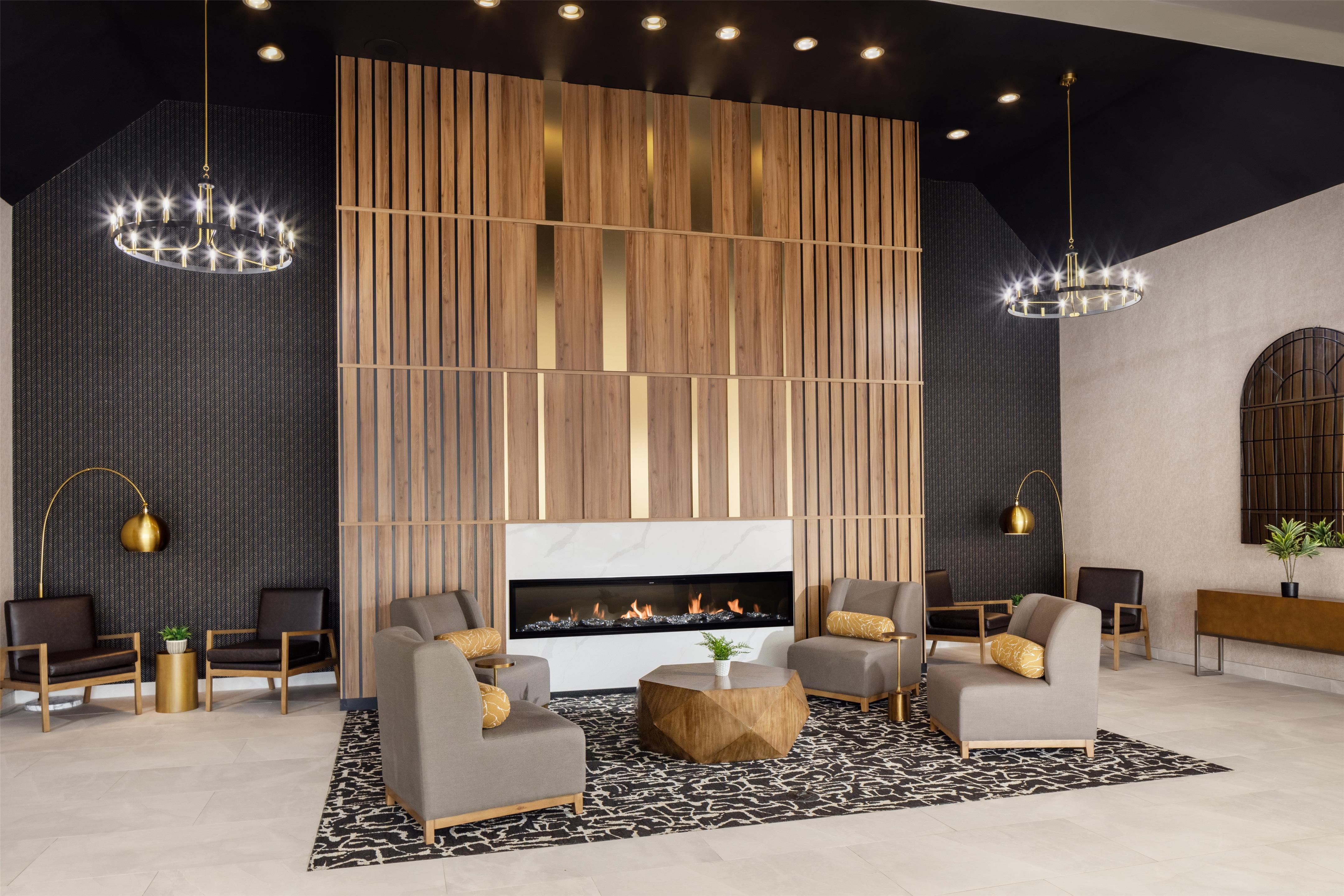 Lobby | DoubleTree by Hilton Pittsburgh - Meadow Lands