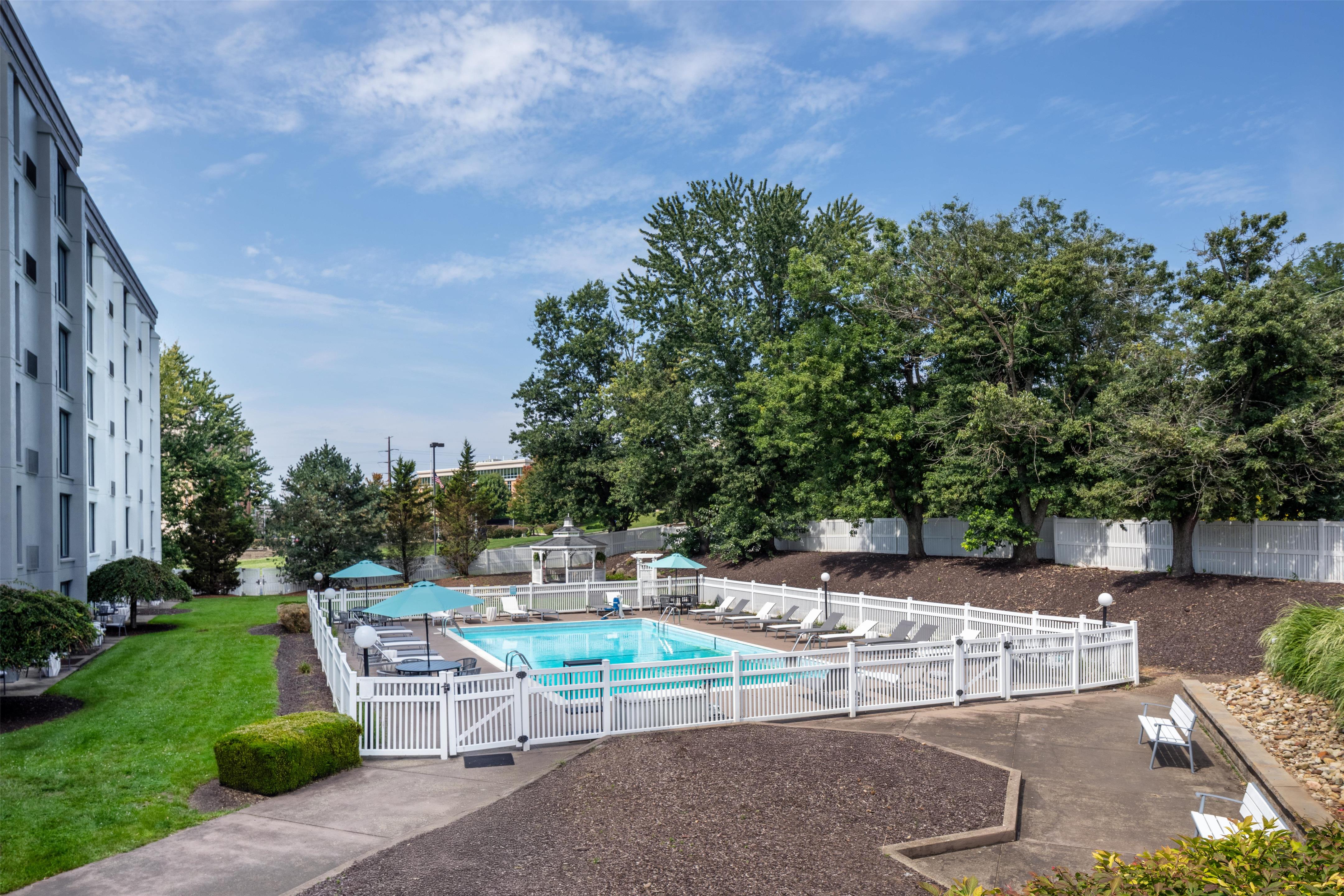 Pool | DoubleTree by Hilton Pittsburgh - Meadow Lands
