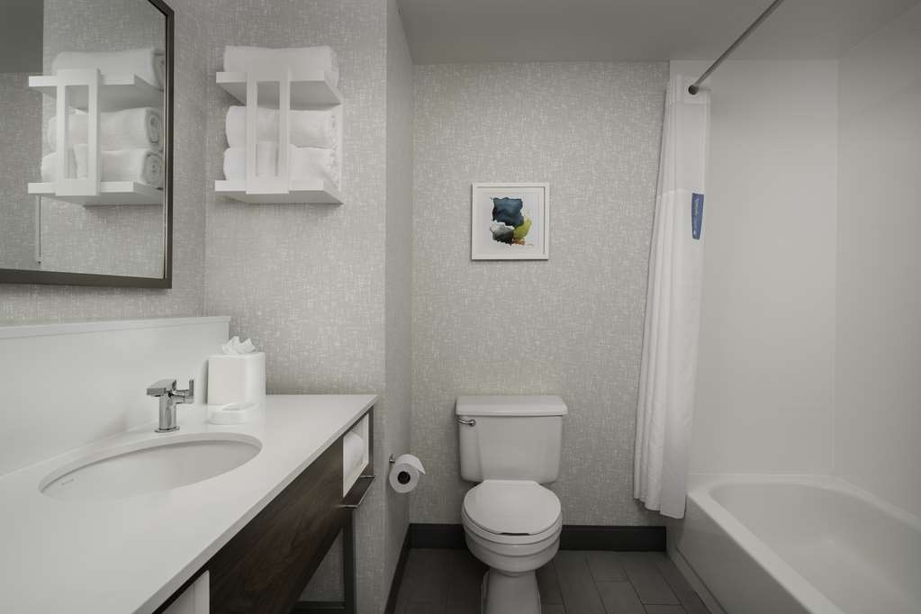 Hampton Inn Pittsburgh/Monroeville-guestroom-Guest Room,Bathroom,On-Site.jpg