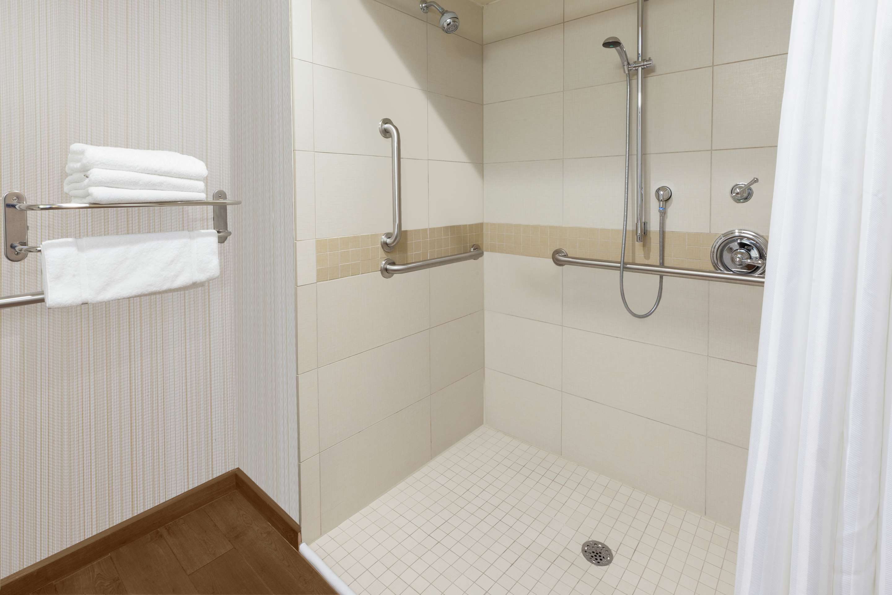 Guest room bath