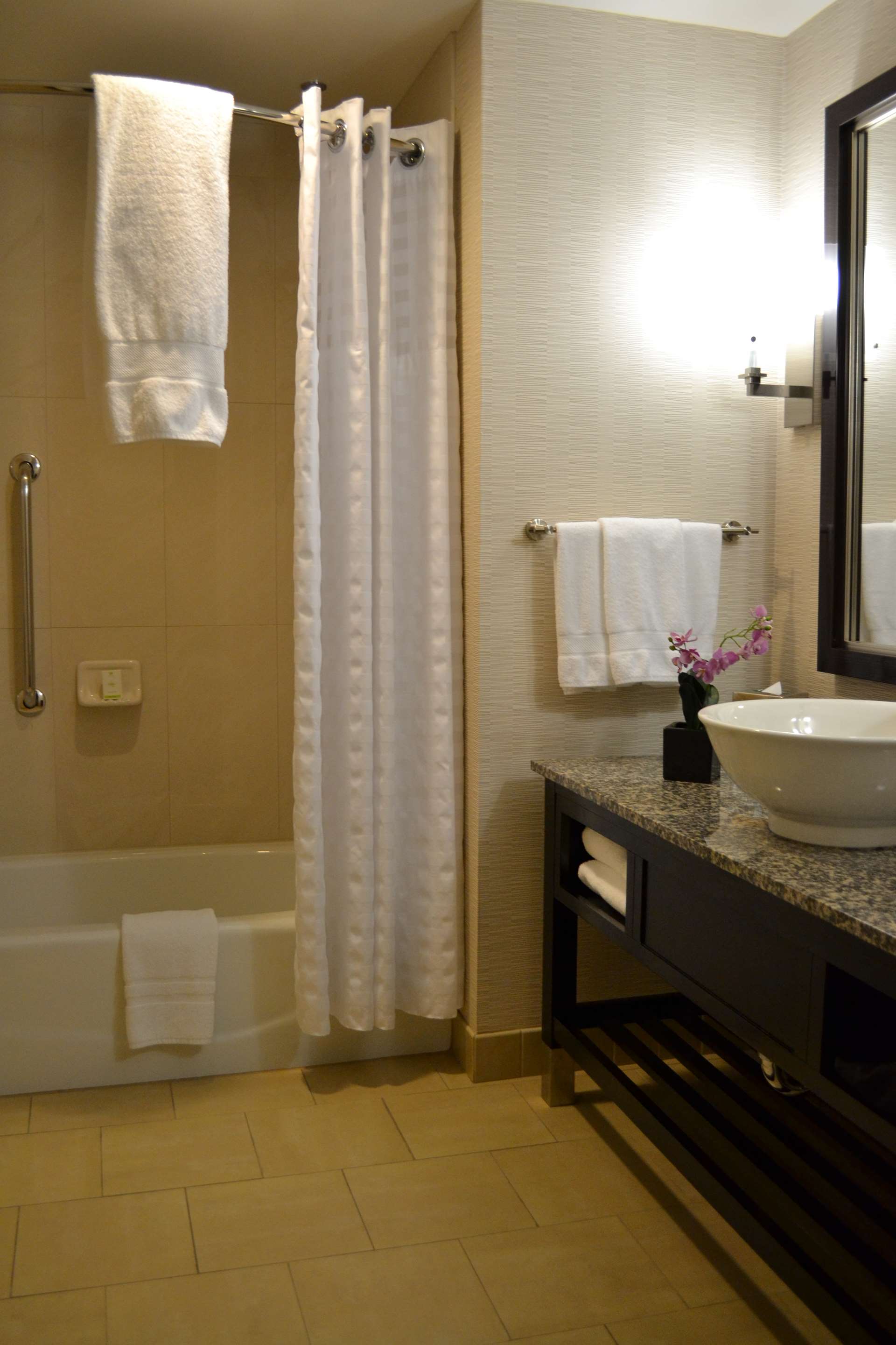 Guest room bath
