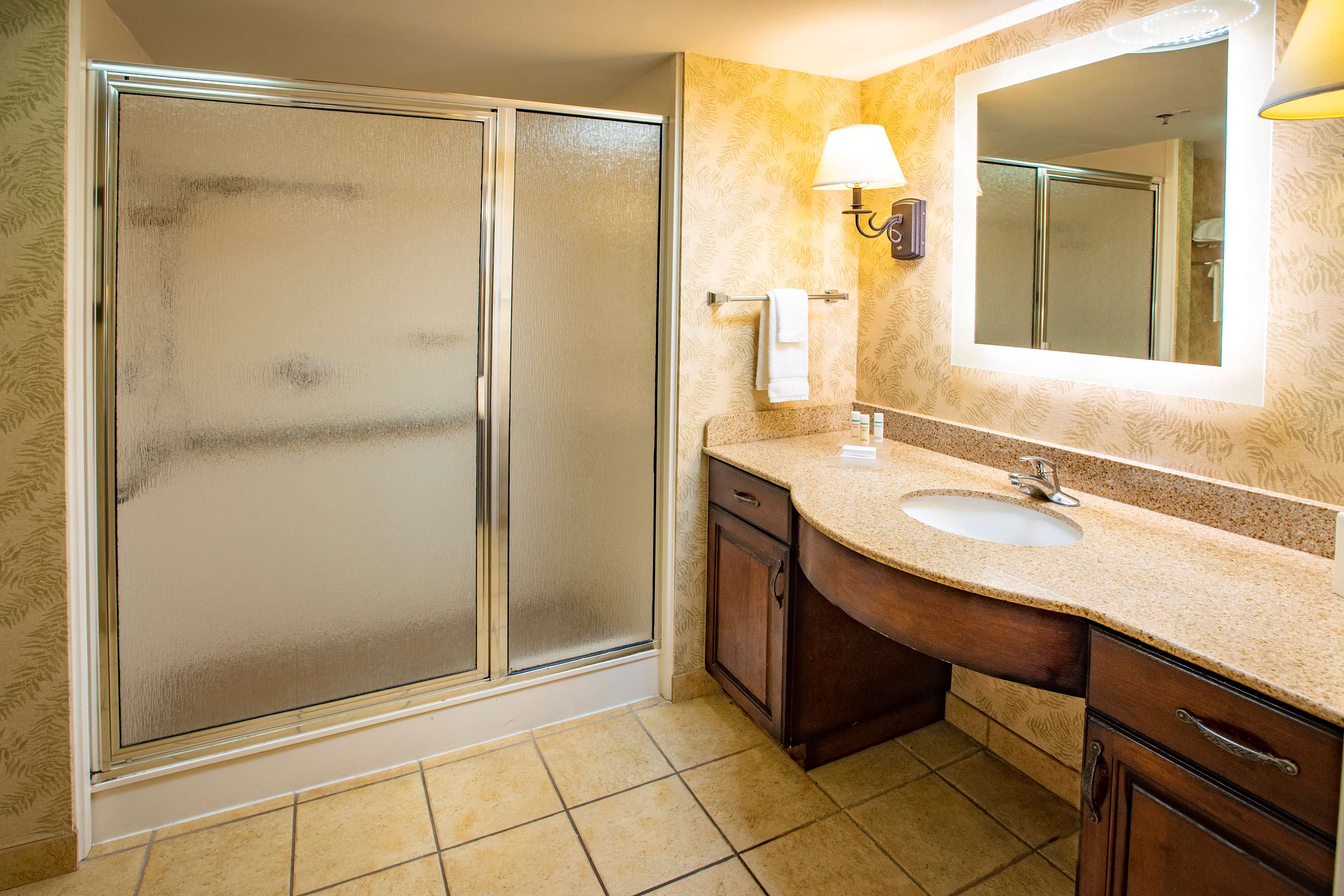 Guest room bath