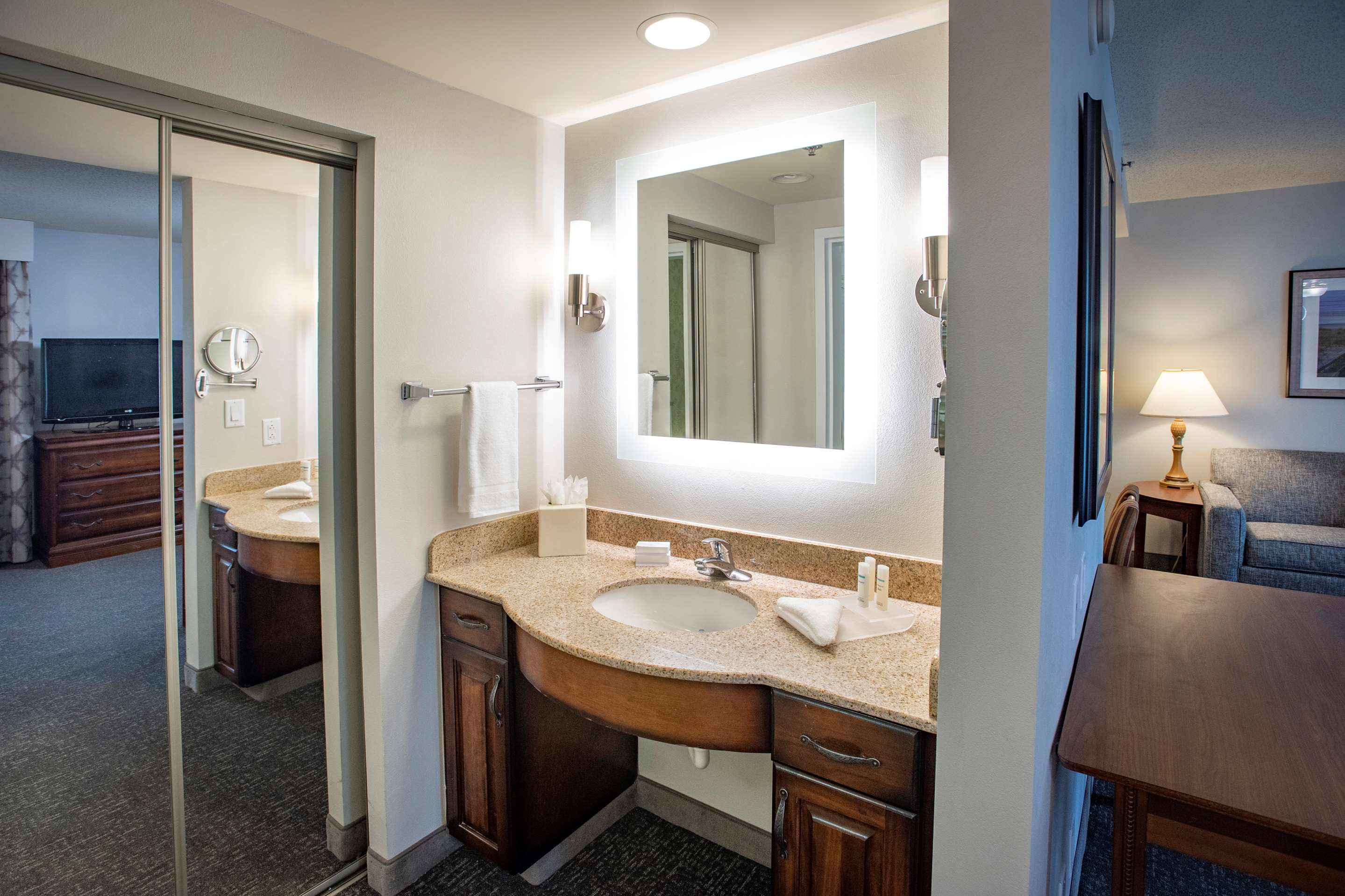 Guest room bath