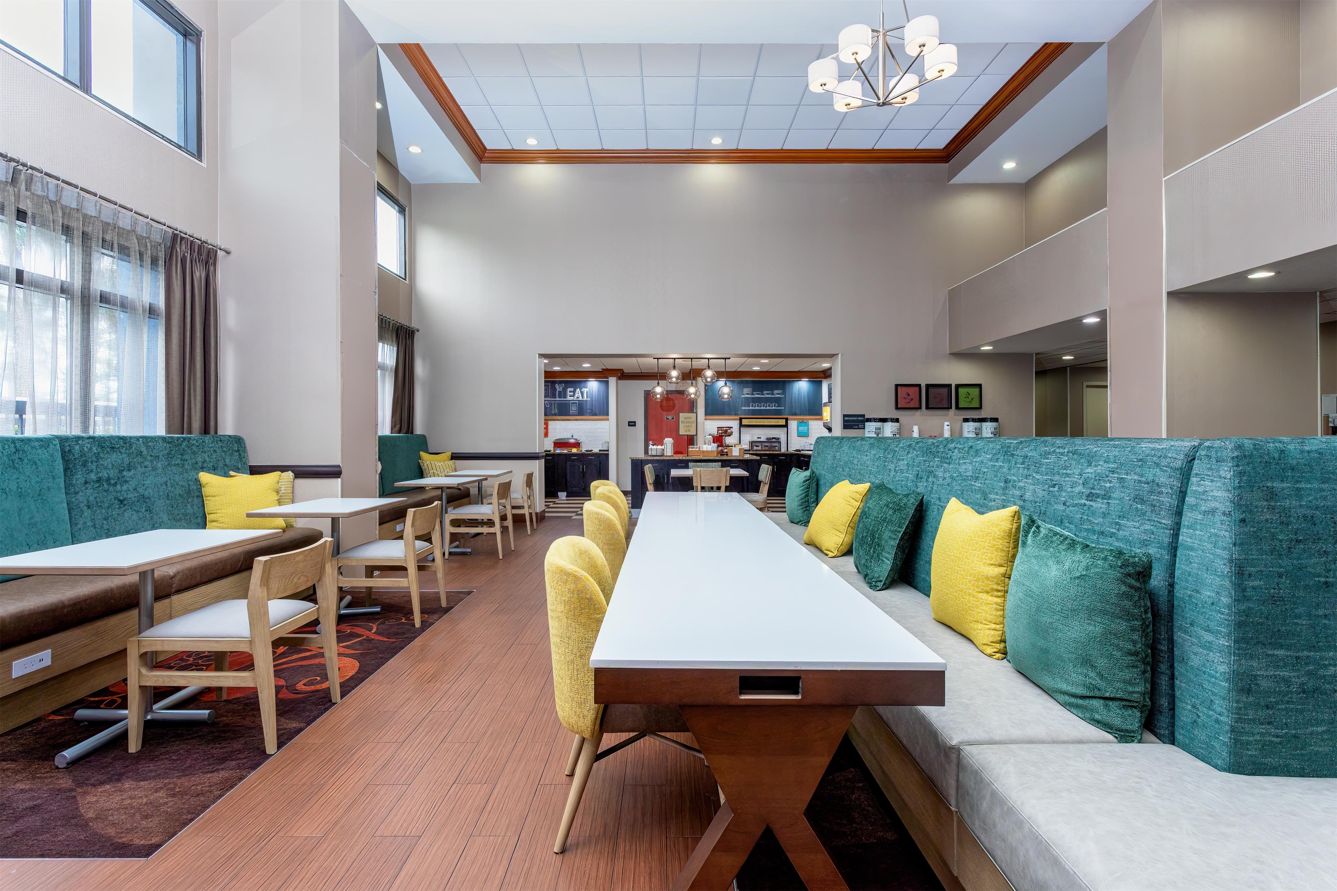 Breakfast Area | Hampton Inn & Suites Port St. Lucie, West