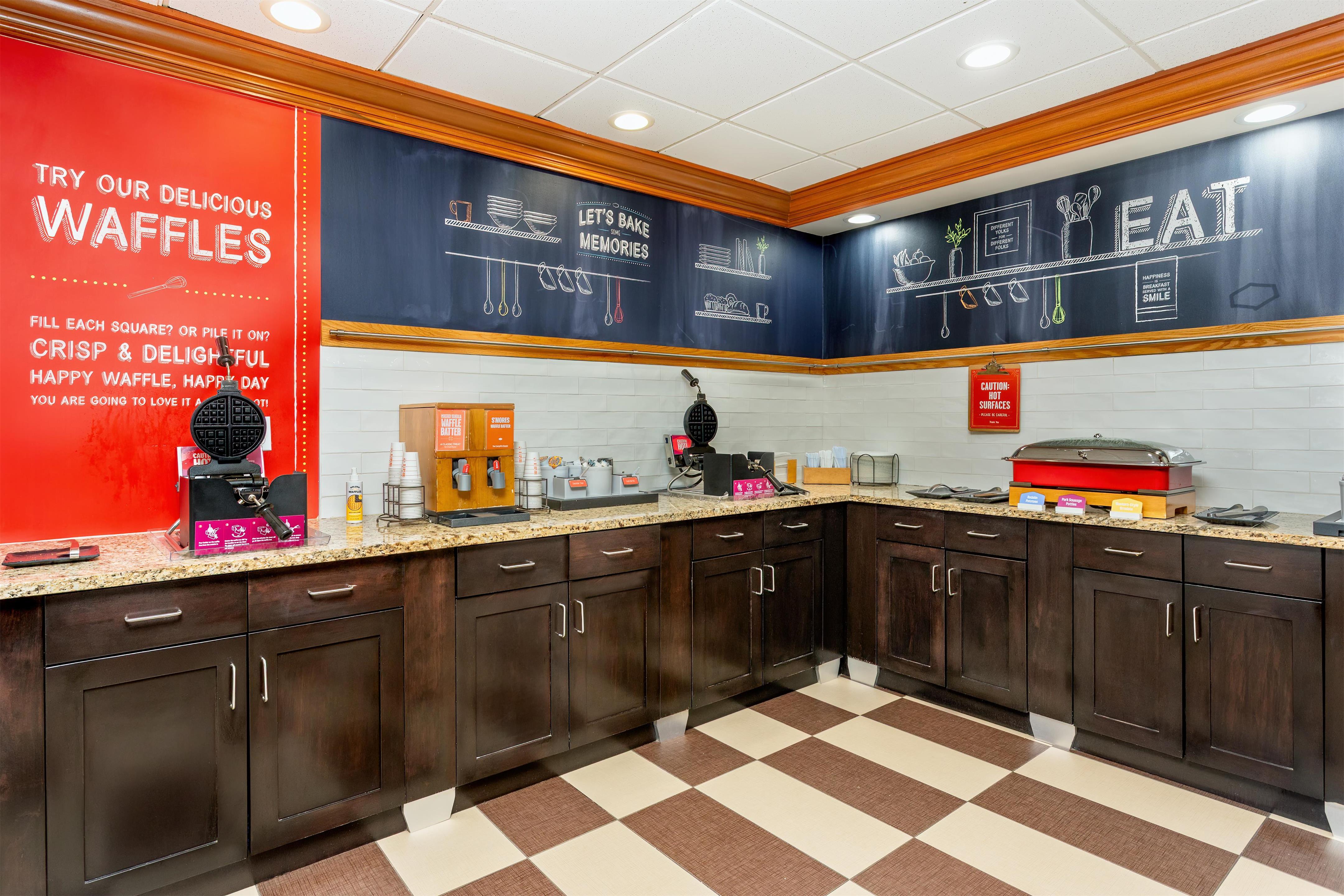 Breakfast Area | Hampton Inn & Suites Port St. Lucie, West