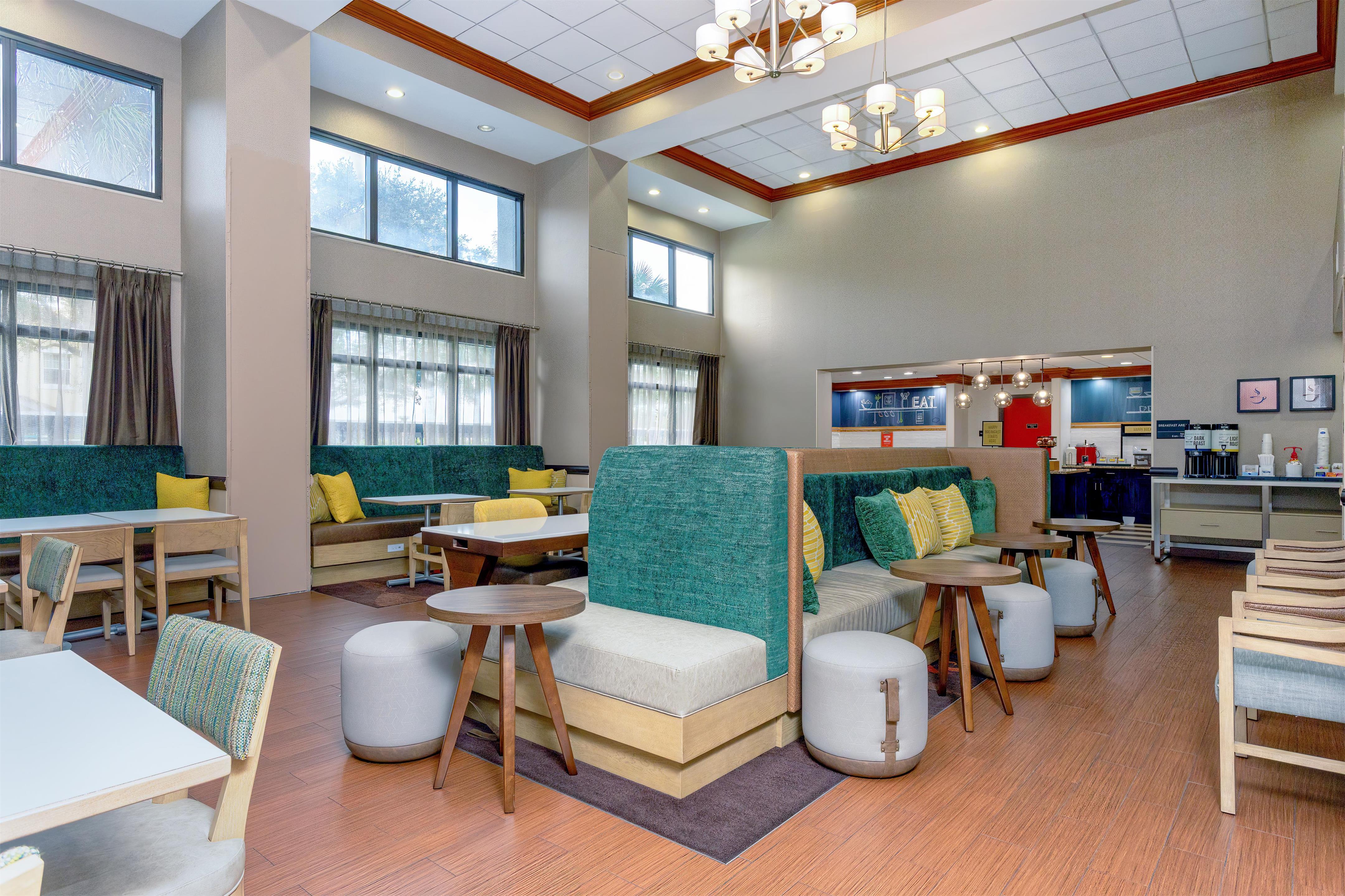 Breakfast Area | Hampton Inn & Suites Port St. Lucie, West