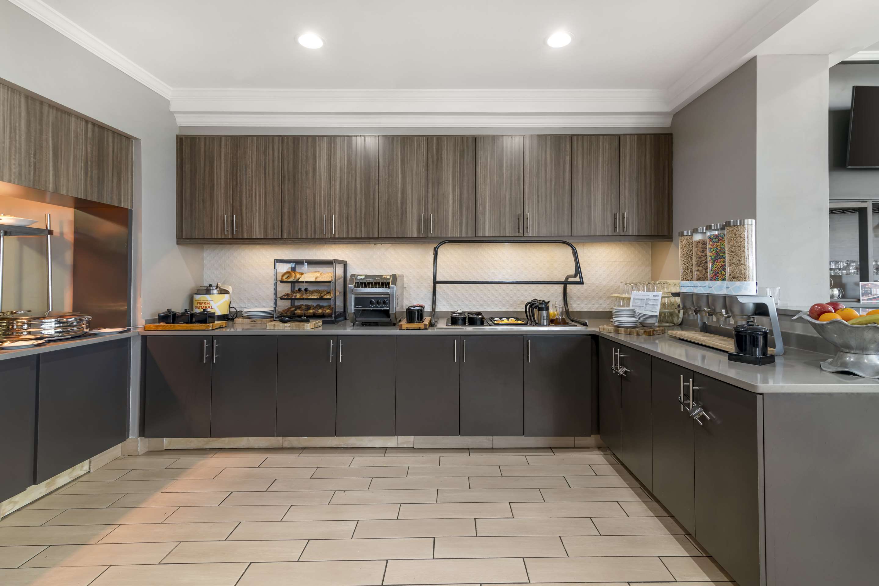 Breakfast Area | Hilton Garden Inn Portland Airport/Jetport